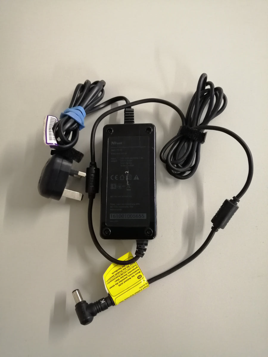TRUST 19139 UNIVERSAL LAPTOP CHARGER 240 V IN 15/16 /19.5 OUT ( 19139 USED )