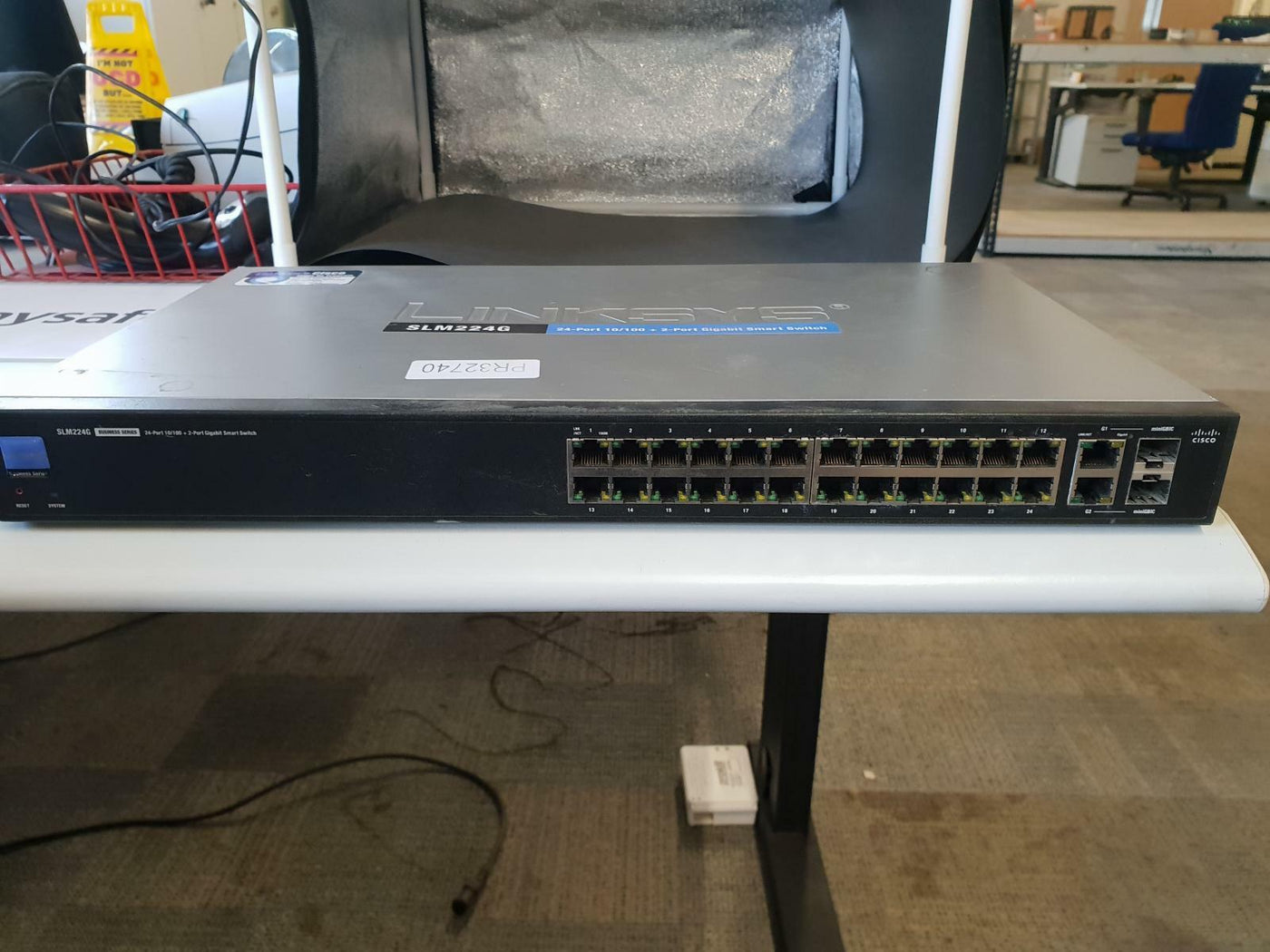 Cisco 24-port 10 100 + 2-port Gigabit Smart Switch ( SLM224G ) USED