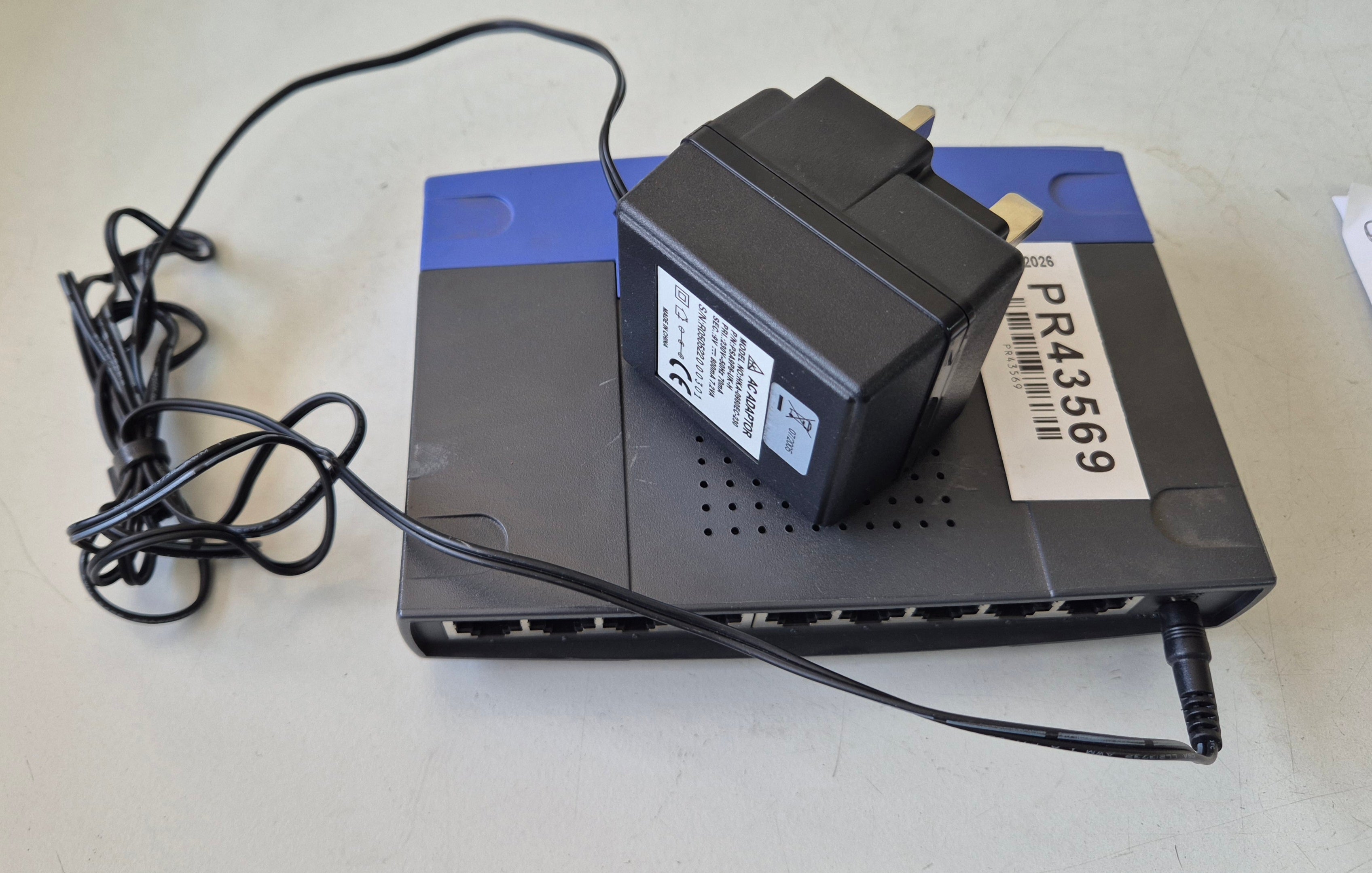 Linksys 8 Port 10/100 Workgroup Switch with PSU ( EZXS88W ) USED