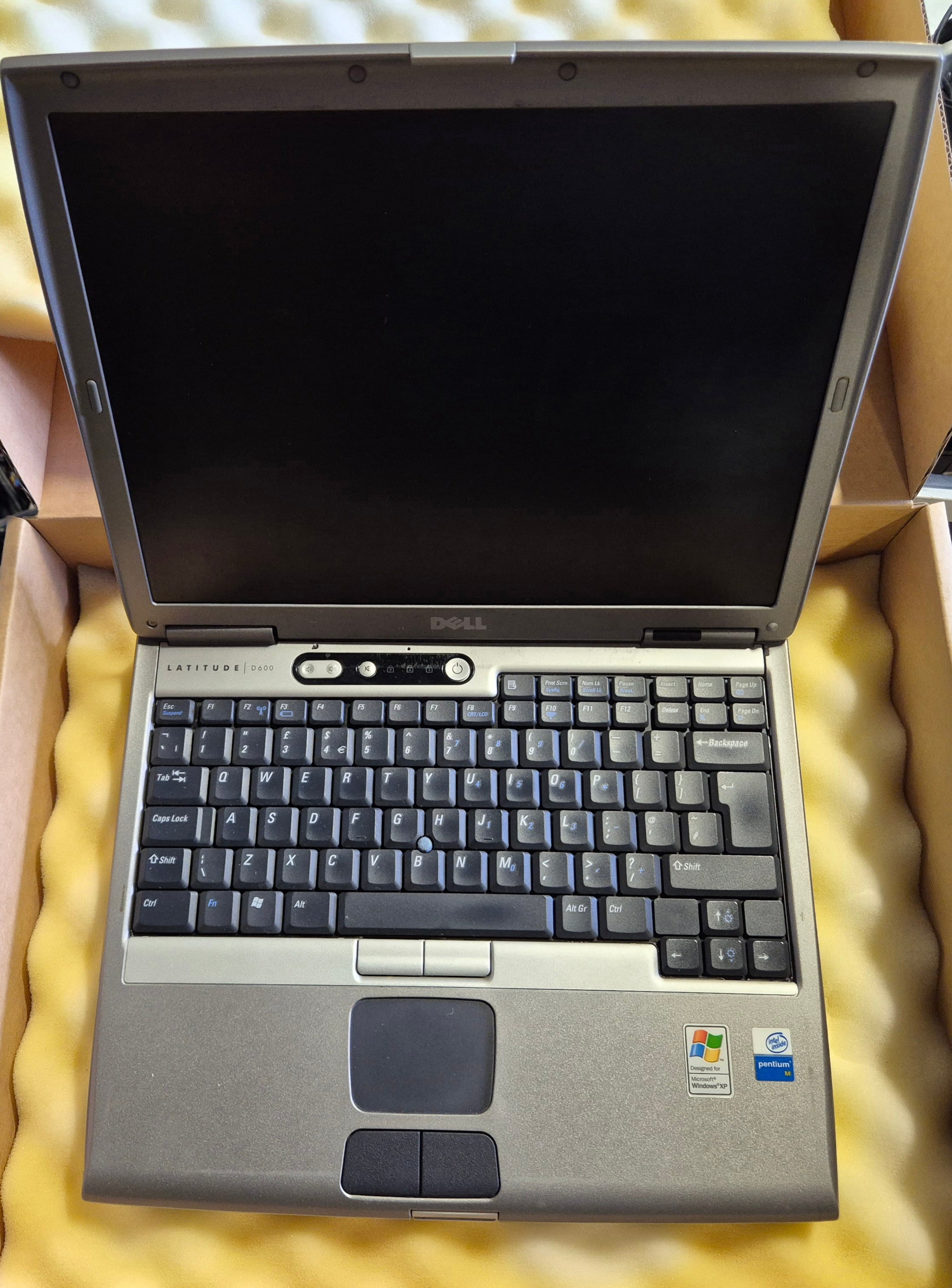 Dell Latitude D600 P4m 1.6GHz 512MB RAM 60GB HDD DVDRW WinXP Pro 14.1" ( 0G5152 ) USED