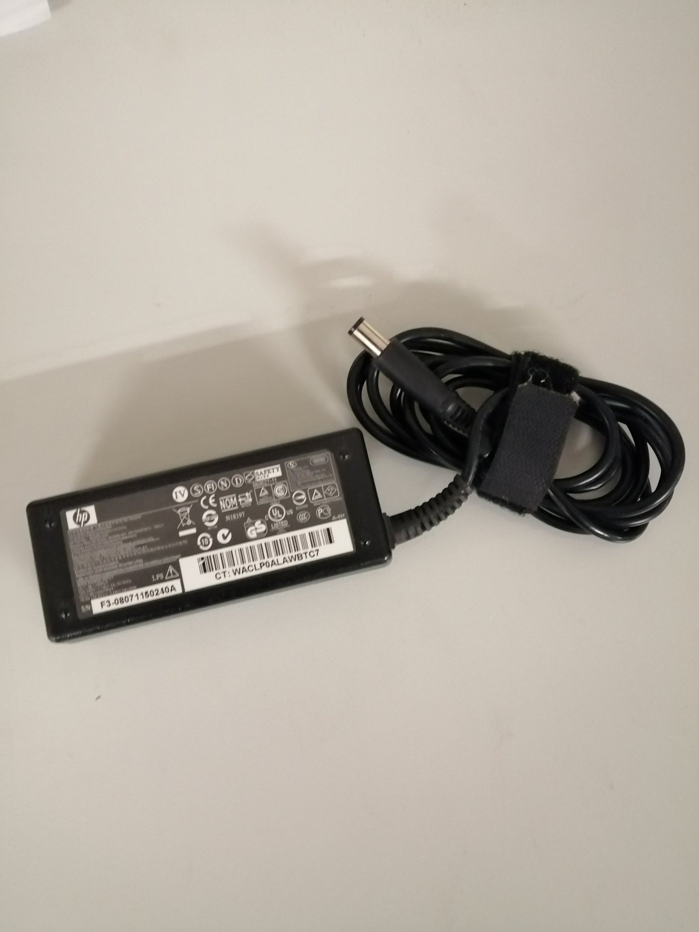 HP AC ADAPTER PPP009H 240 V IN 18.5 V OUT ( P/N 463552-002 USED)