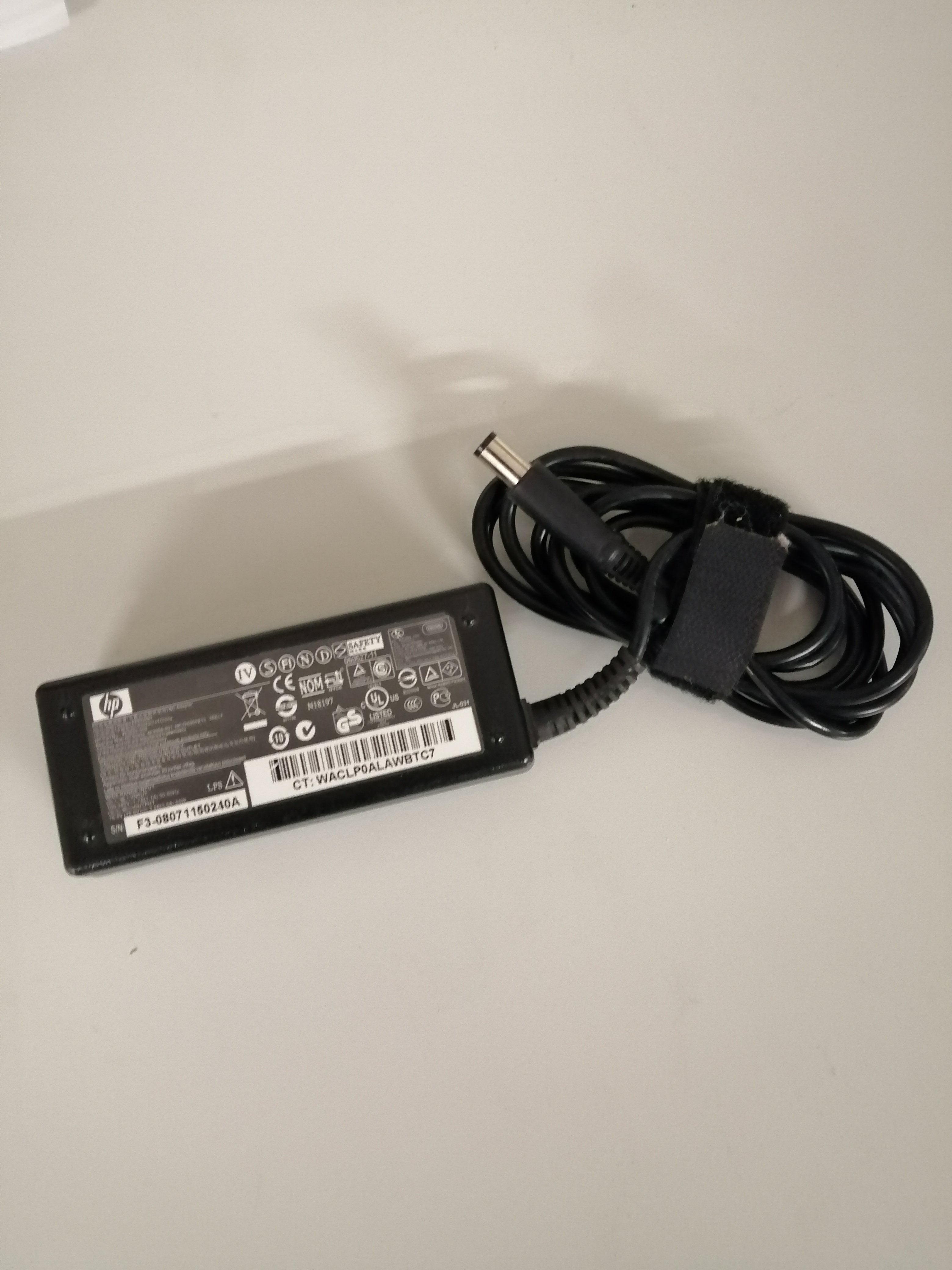 HP AC ADAPTER PPP009H 240 V IN 18.5 V OUT ( P/N 463552-002 USED)