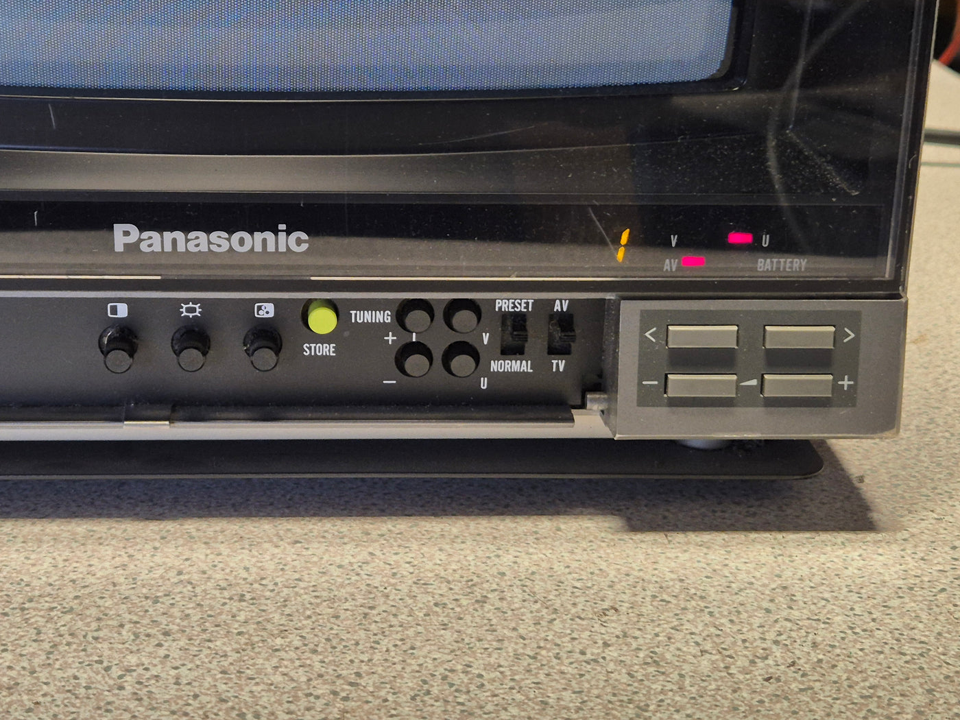 Panasonic TC-1100G Colour TV + NV-180 VHS Video Recorder ( TC-1100G ) USED