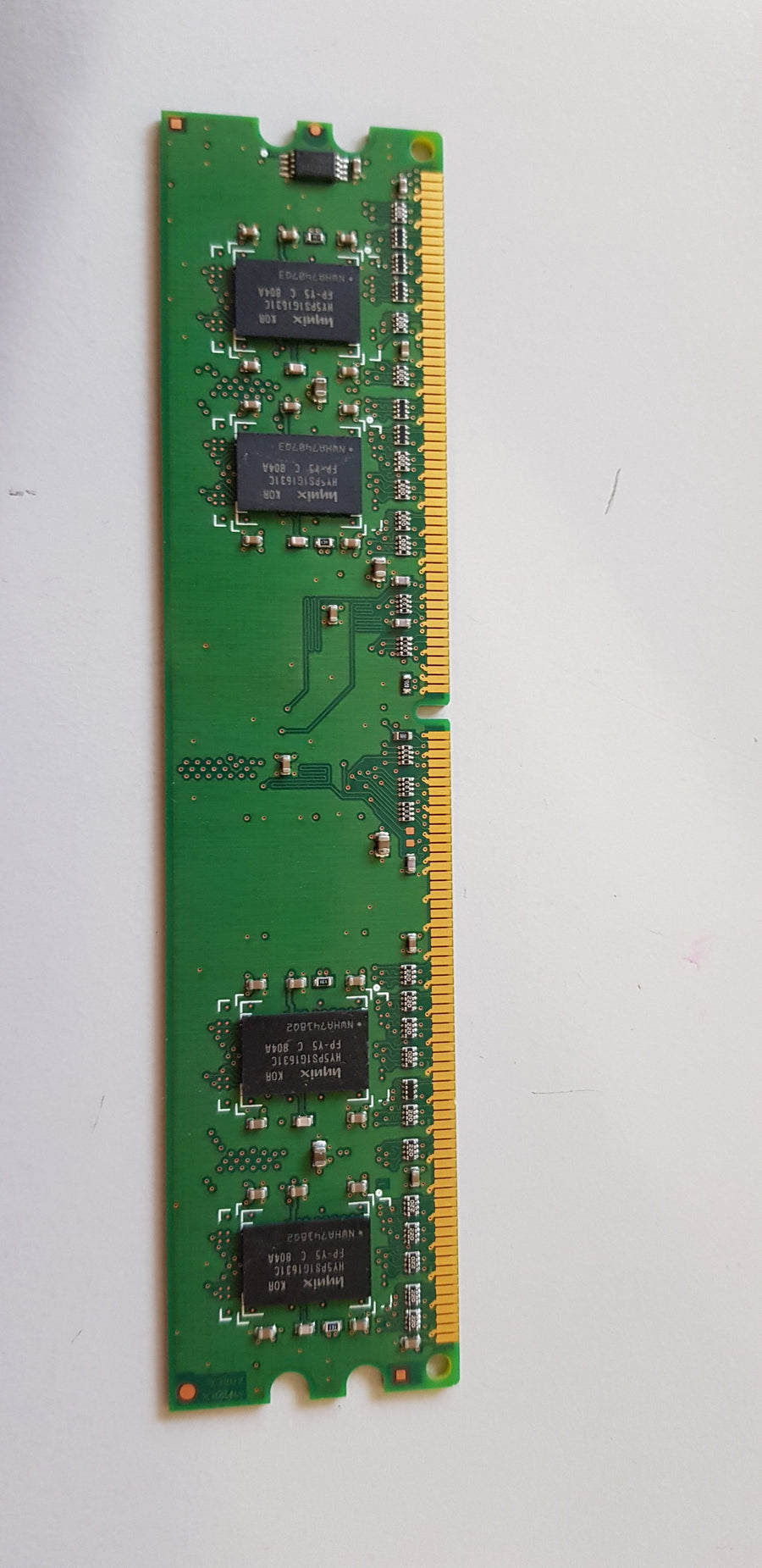 Hynix 512MB 1Rx16 PC2-5300U DDR2-667MHz non-ECC Unbuffered CL5 240-Pin DIMM Single Rank Memory Module (HYMP164U64CP6-Y5  AB-C)