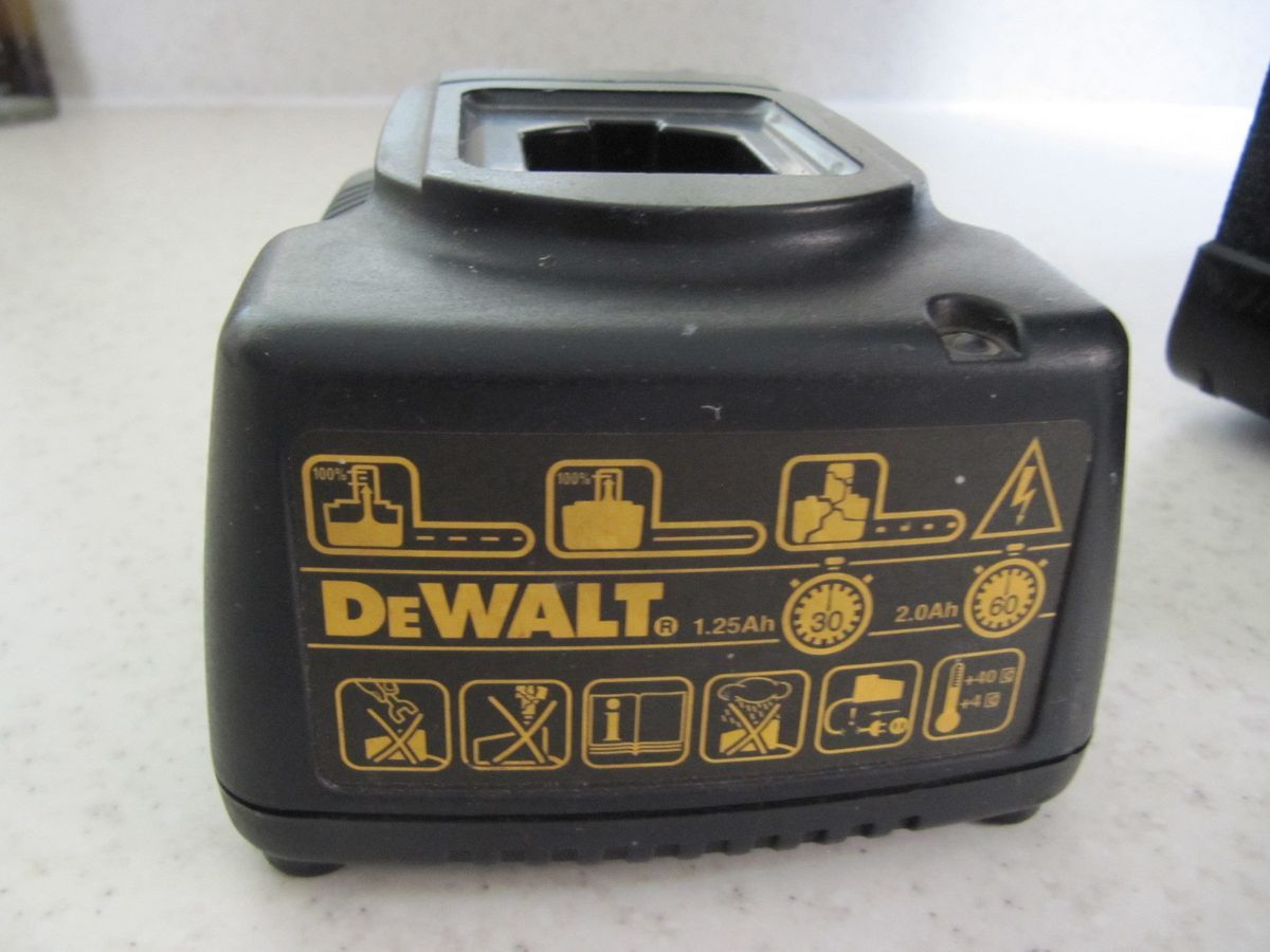 DEWALT Battery Charger 20V (DE9107 USED)