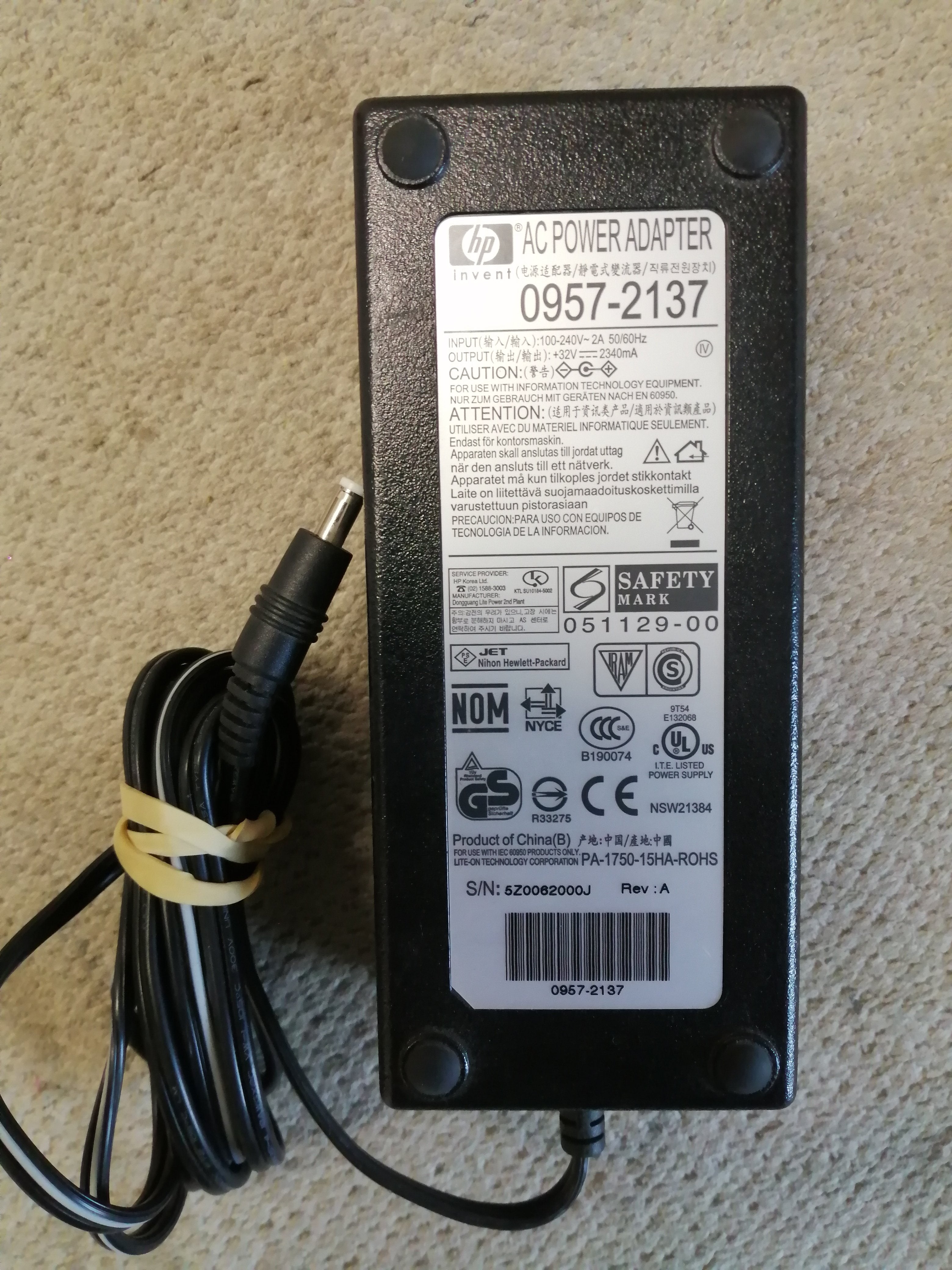 HP 0957-2137 AC ADAPTER in 240v 2a out 32v 2.34a ( 0957 2137 used )
