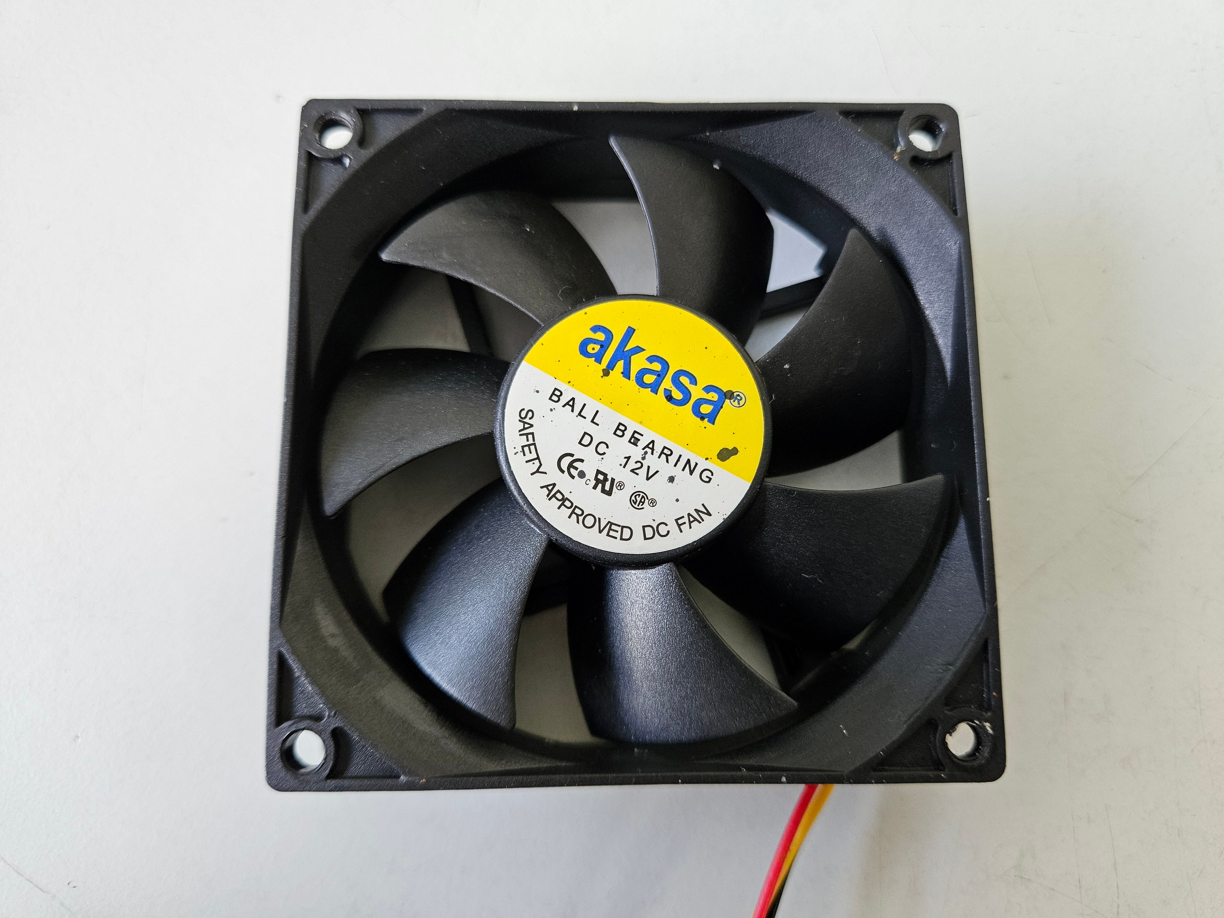 Akasa 12V 1.4W Ball Bearing 80mm DC Fan ( DFC802512M ) USED
