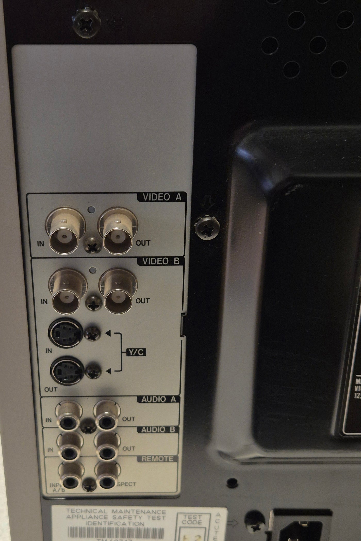 JVC TM-H140PN Colour Video Monitor - Broken Plastics Power on and menu display only tests complete SPR