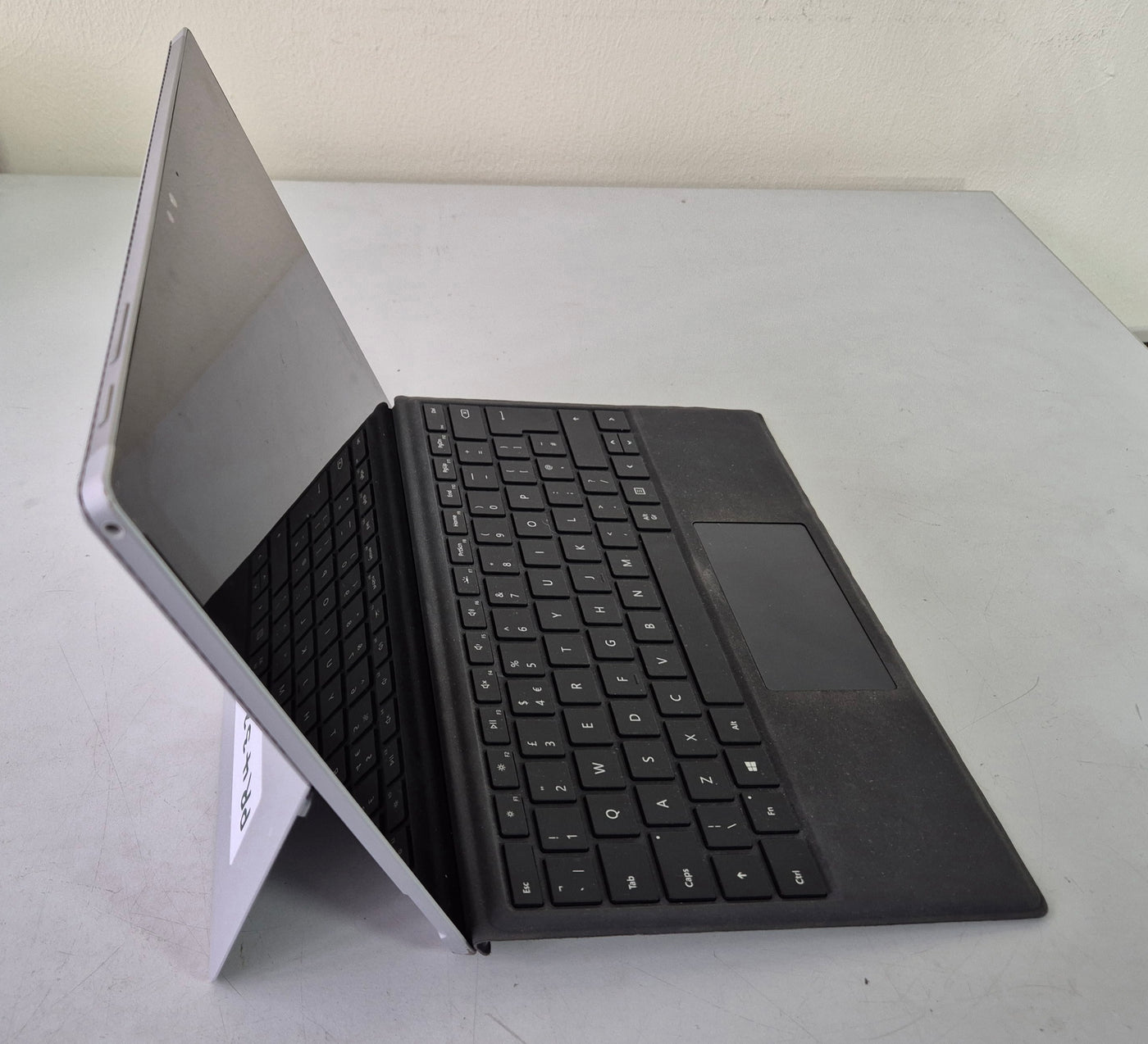 Microsoft Surface Pro 4 240GB SSD 8GB i5-6300U 2.40GHz Win10 12.3" ( 1724 ) USED