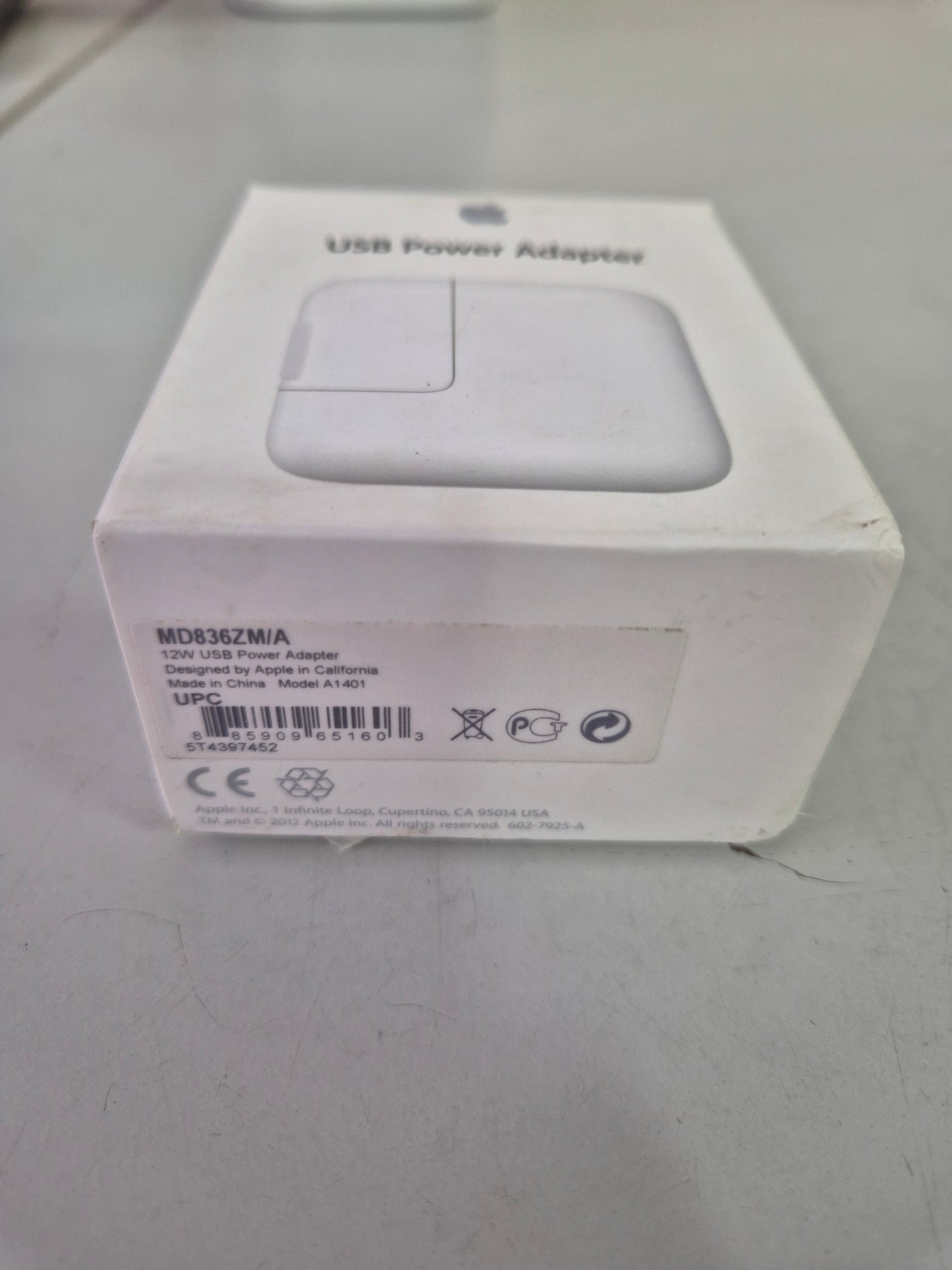 Apple A1401 12W USB Power Adapter ( MD836ZM/A ) NOB
