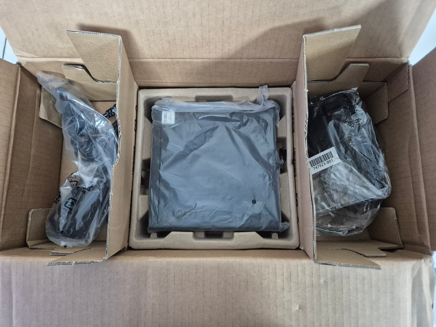 HP ProDesk 400 G6 Mini 250GB SSD 16GB RAM i5-10500T 2.3GHz Win10 boxed w/ accessories ( 123V3ET#ABU ) USED