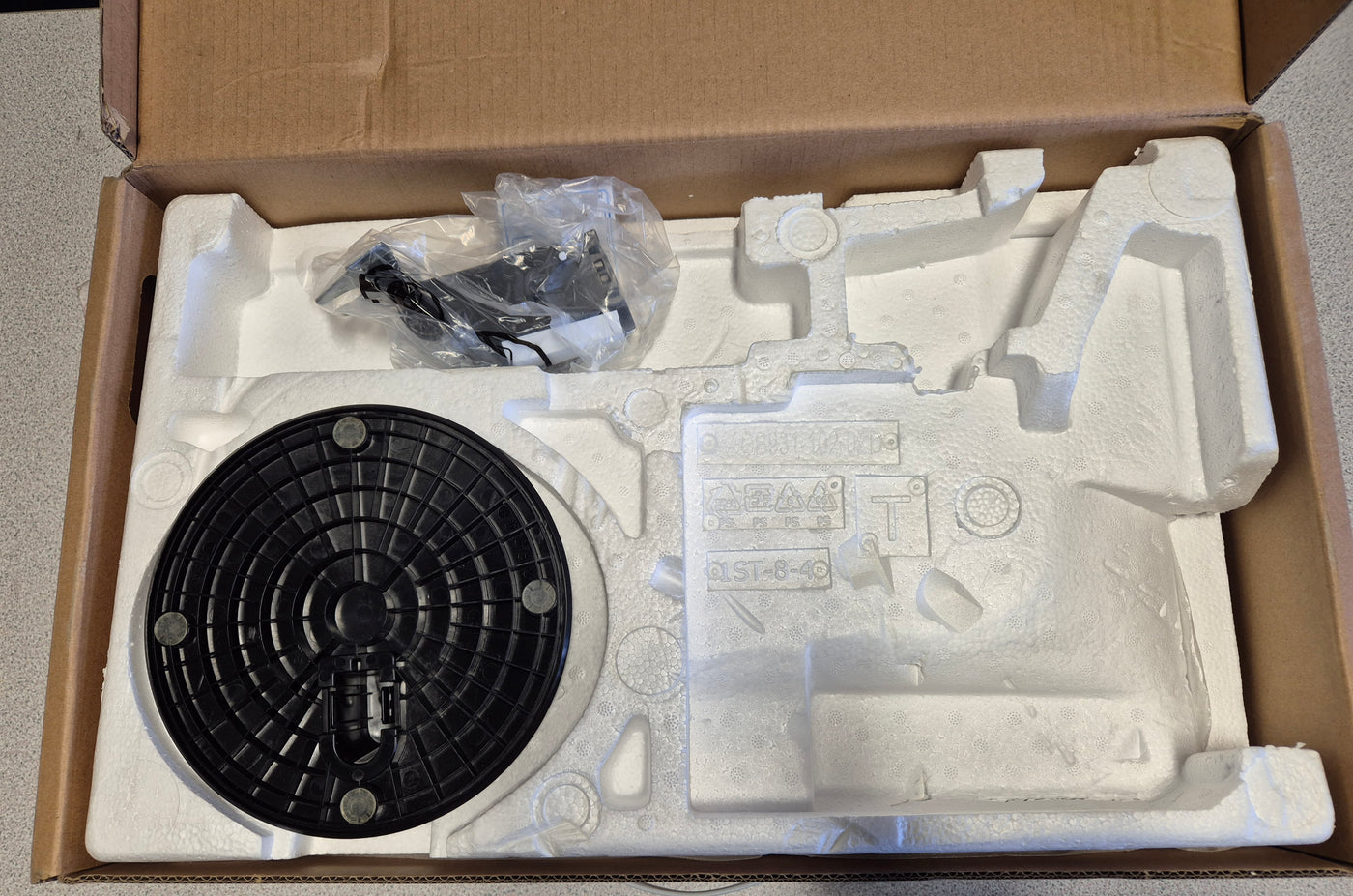 Lenovo ThinkVision S22e-19 21.5” Full HD Monitor - BOXED w/ stand ( 01YY071 ) USED