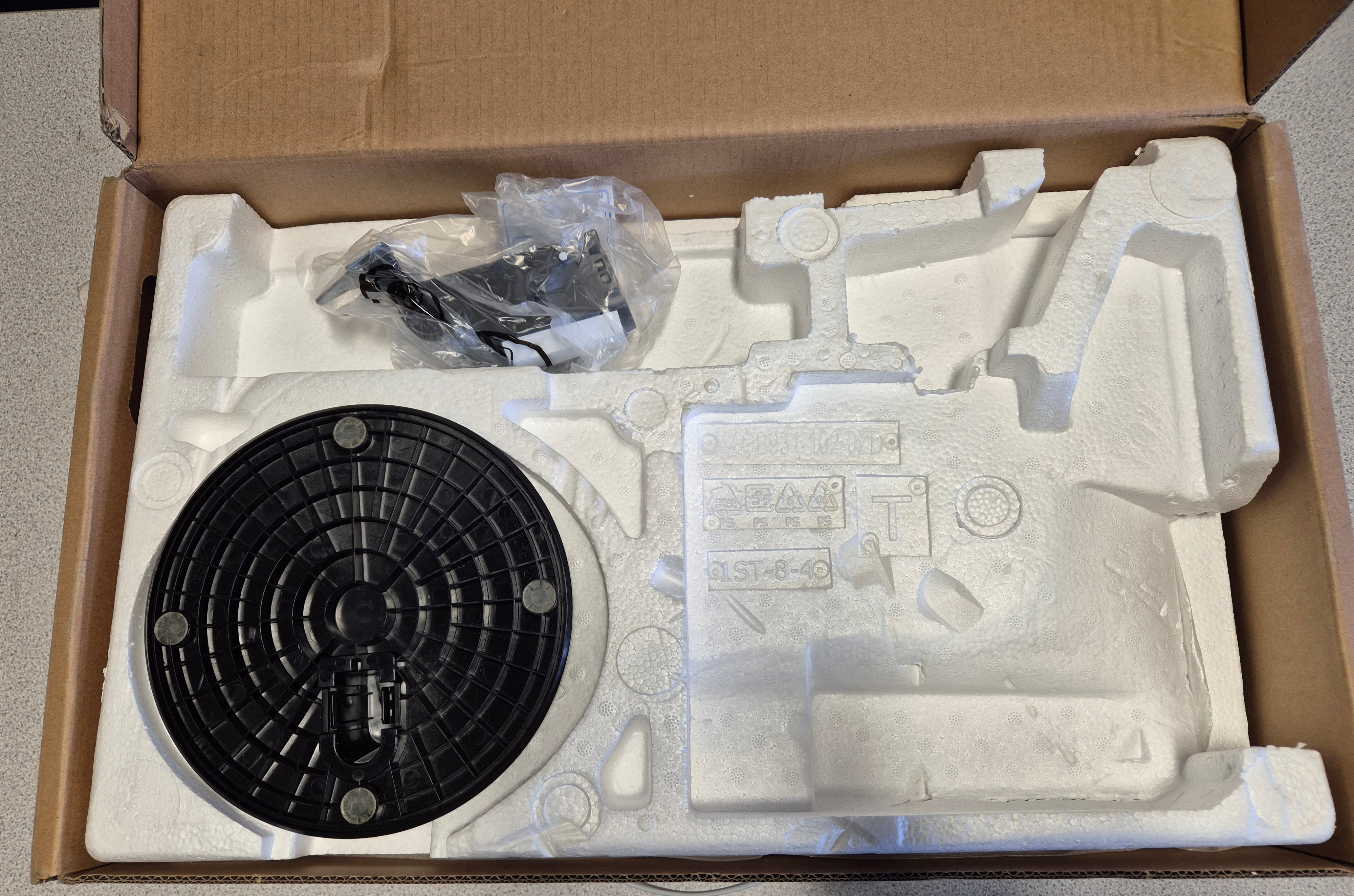 Lenovo ThinkVision S22e-19 21.5” Full HD Monitor - BOXED w/ stand ( 01YY071 ) USED