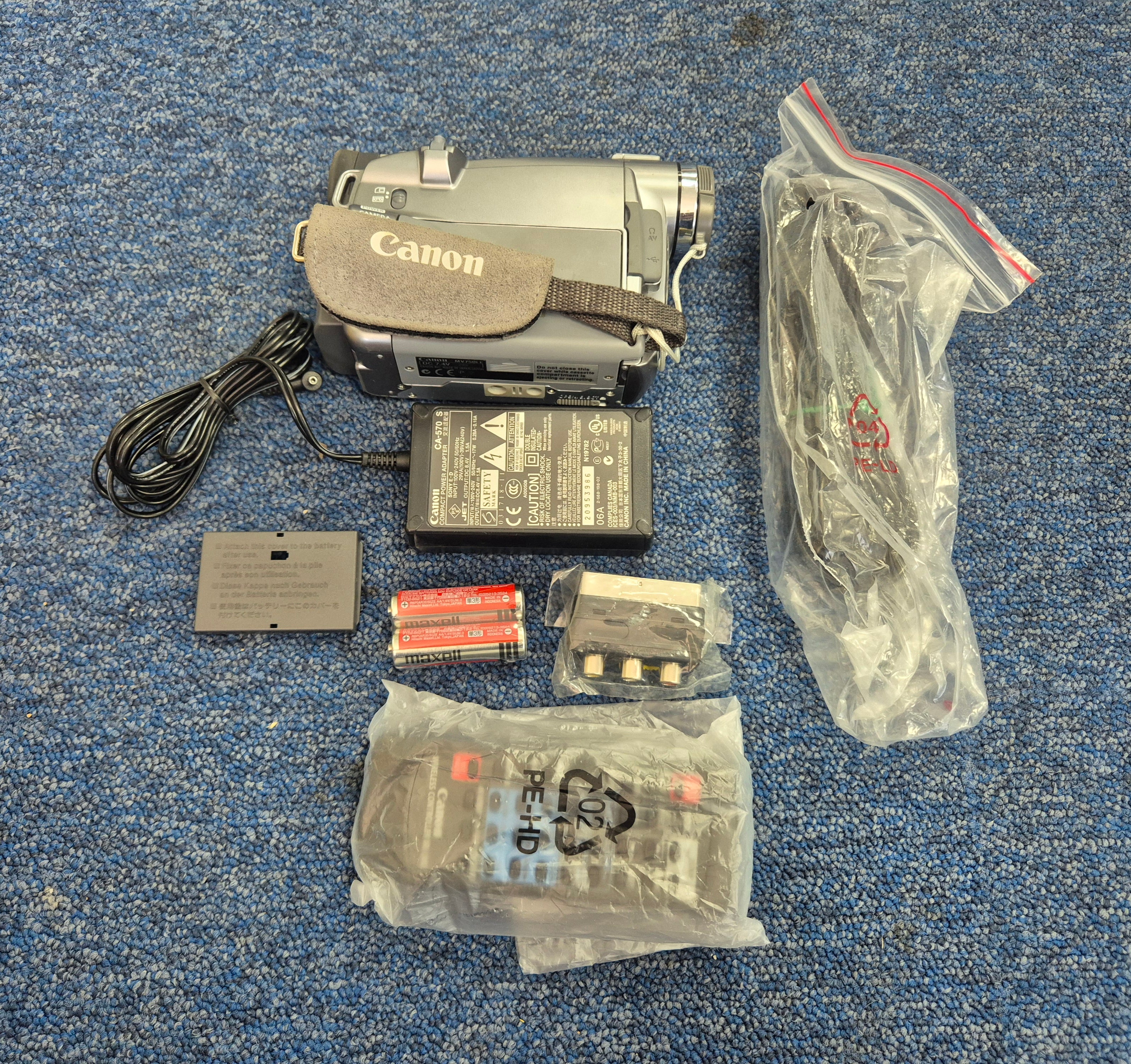 Canon Digital Video Camcorder - with accessories ( MV750i ) SPR READ DESCRIPTION