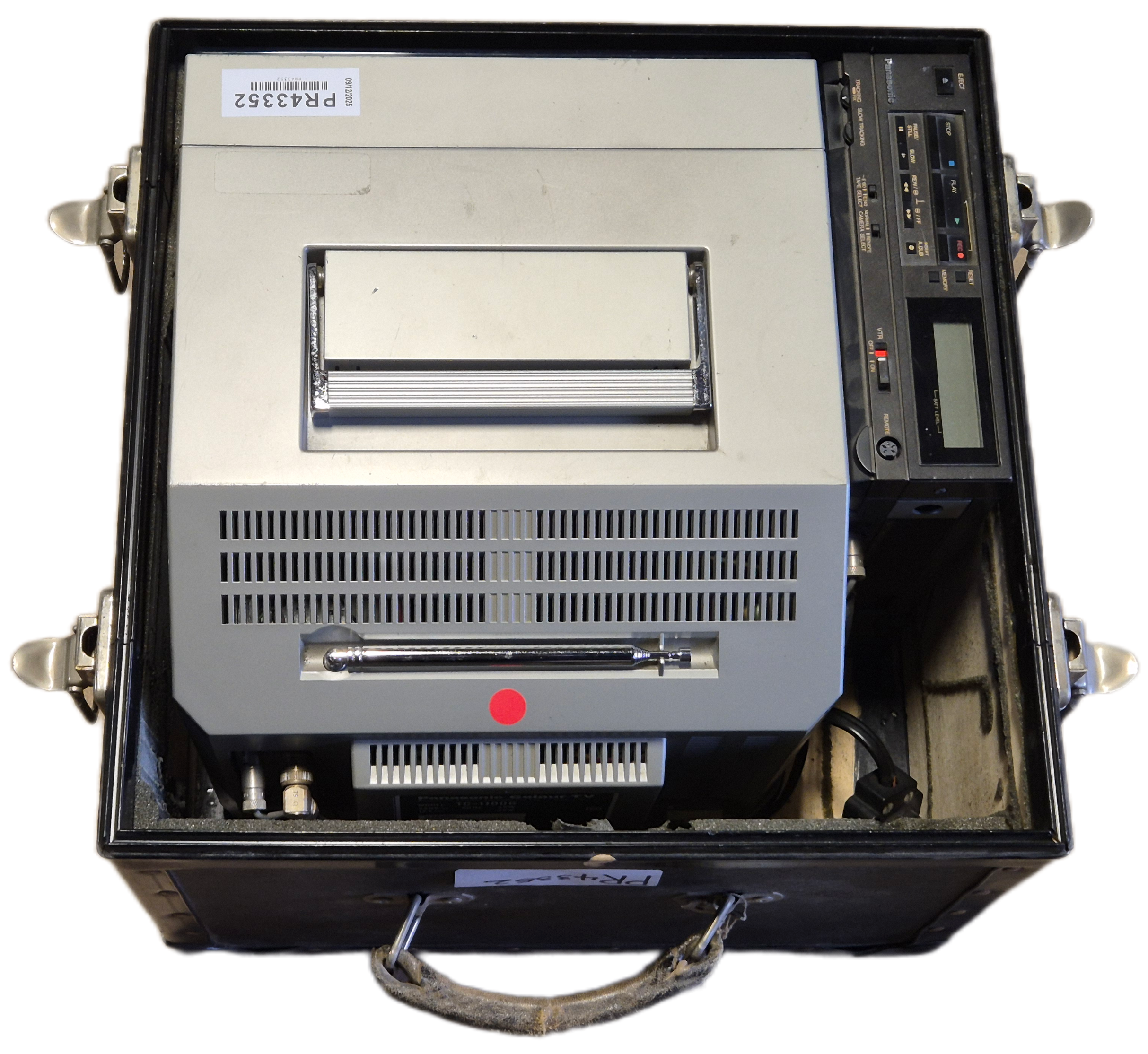 Panasonic TC-1100G Colour TV + NV-180 VHS Video Recorder ( TC-1100G ) USED