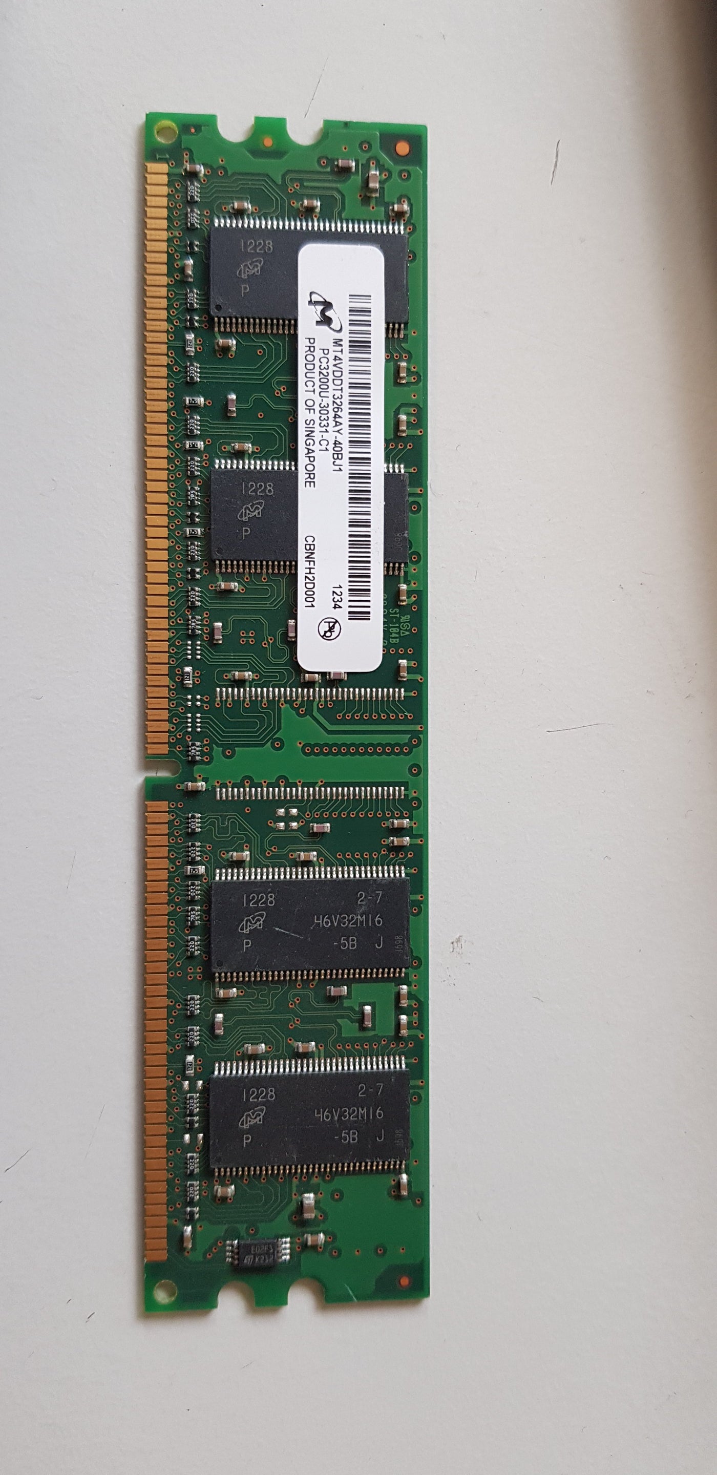 Micron 256MB PC3200 DDR-400MHz non-ECC Unbuffered CL3 184-Pin DIMM Single Rank Memory Module MT4VDDT3264AY-40BF1