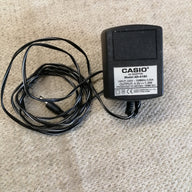 CASIO AC ADAPTOR IN 230V 0.05A OUT 4.5V 1.8W ( AD-4150 USED )