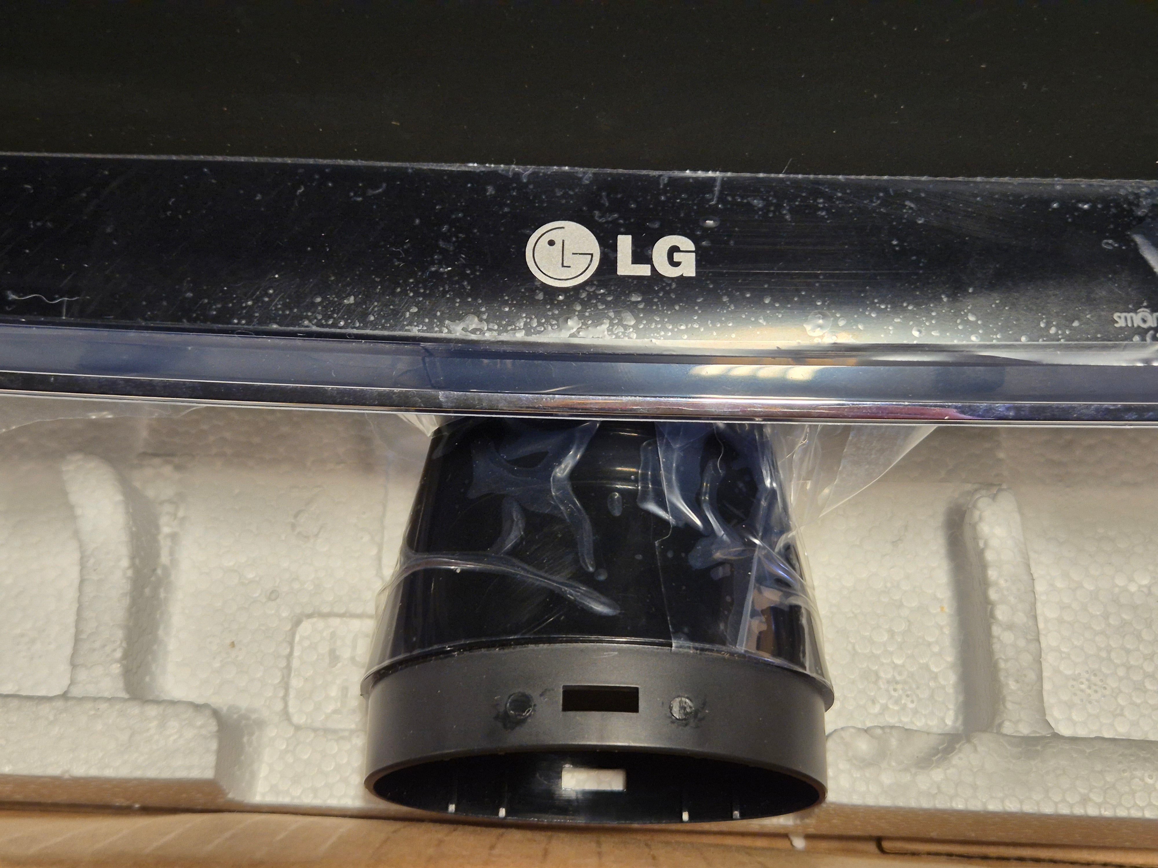 LG Flatron W2253V 22-inch Full HD LCD Monitor BOXED w/ accessories ( W2253VQV W2253V-PF ) USED