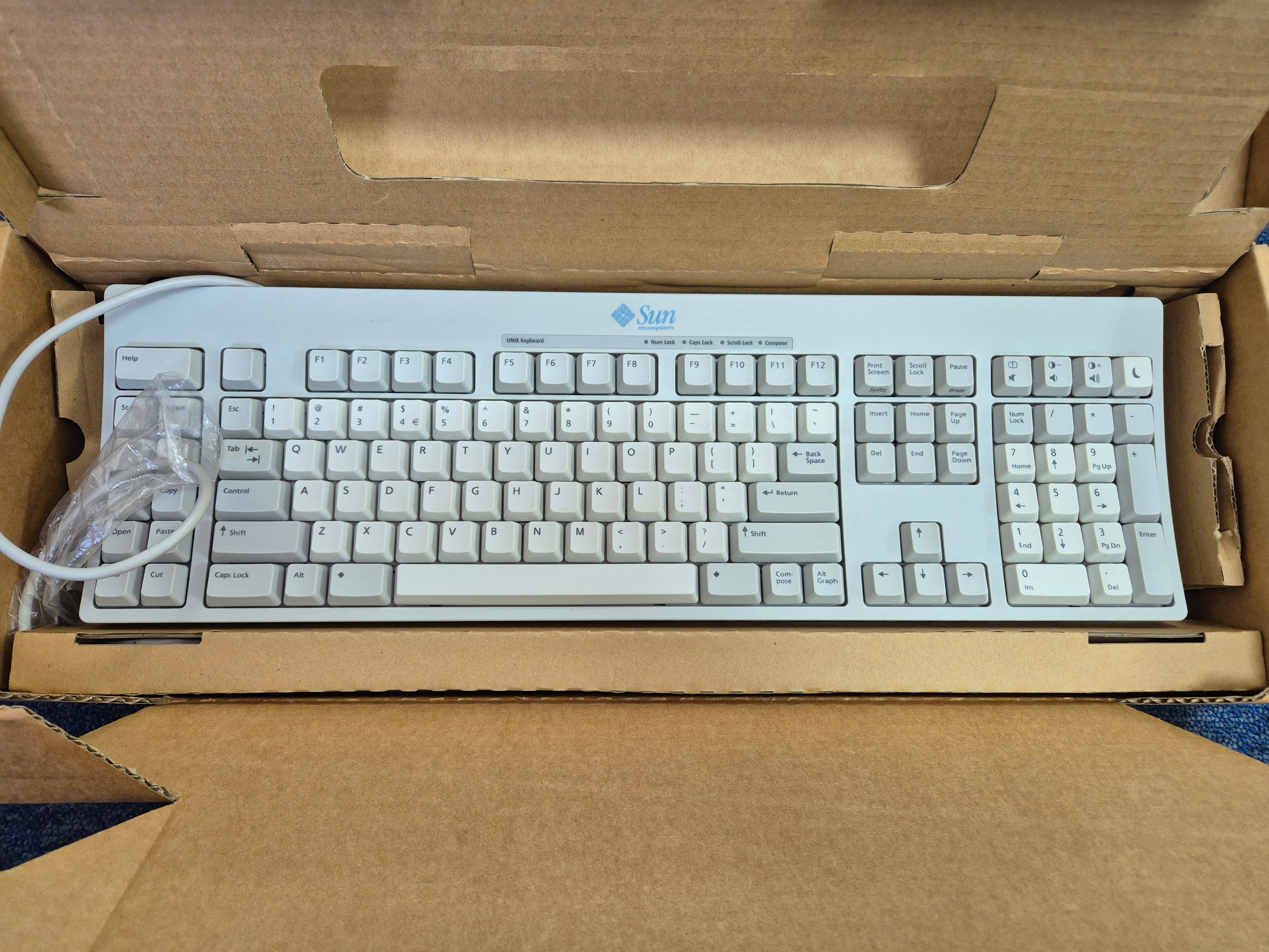 SUN Microsystems Type 7 USB Euro UNIX Keyboard and Mouse Combo ( 525-1612-02 320-1367-02 X3759A ) NOB