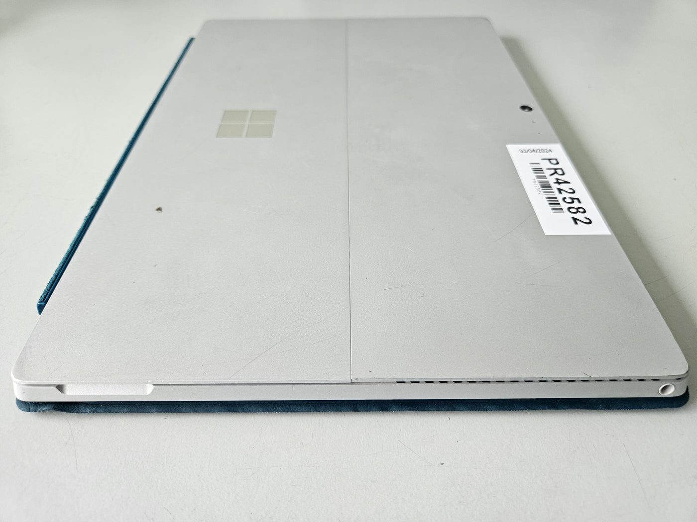 Microsoft Surface Pro 4 128GB SSD 4GB i5-6300U Win10Pro w/ keyboard ( 1724 ) USED