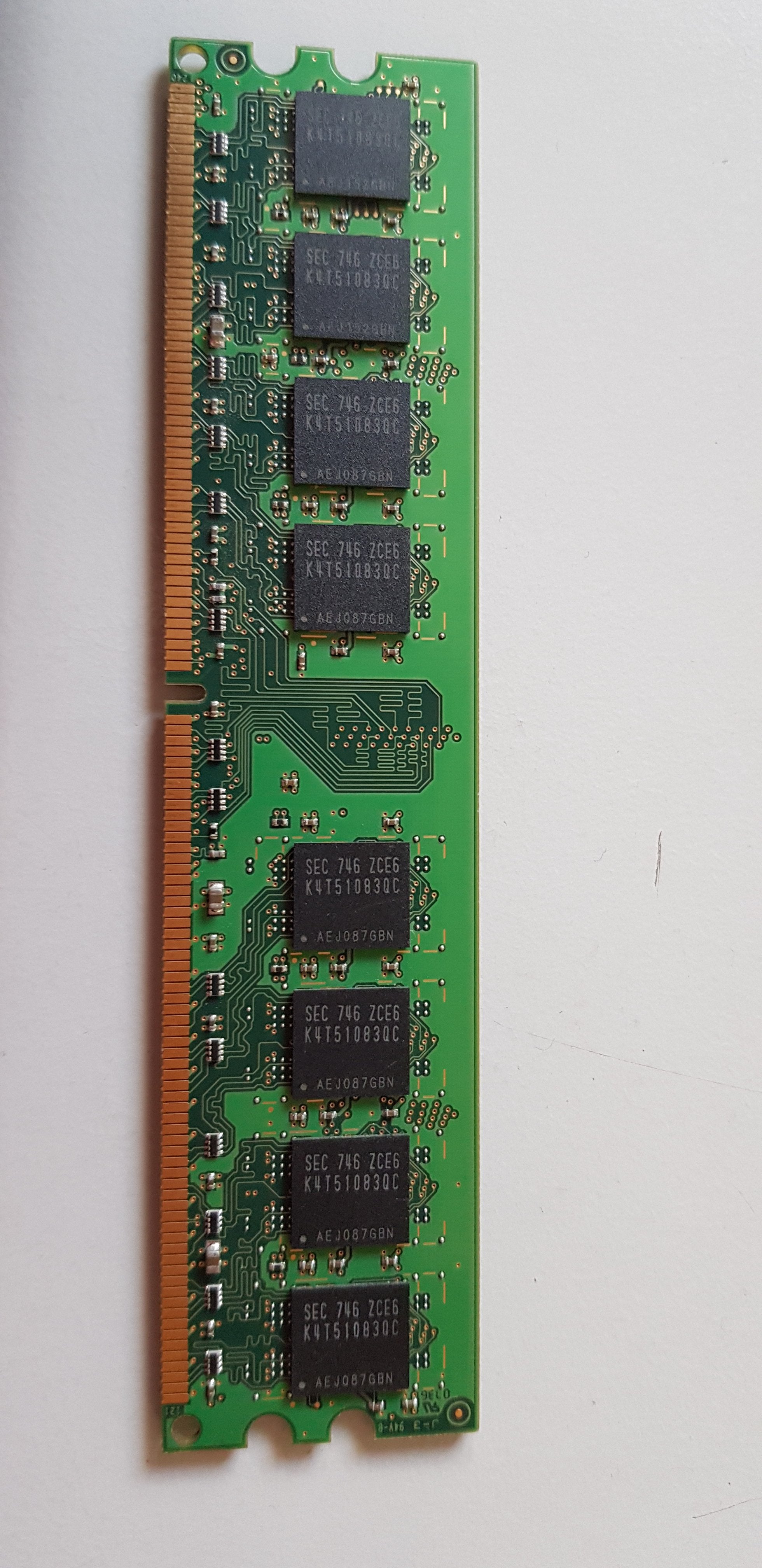 Samsung / HP 1GB 2Rx8 PC2-5300U nonECC Unbuffered 240P DDR2 DIMM Memory Module (M378T2953CZ3-CE6 / 377726-888)