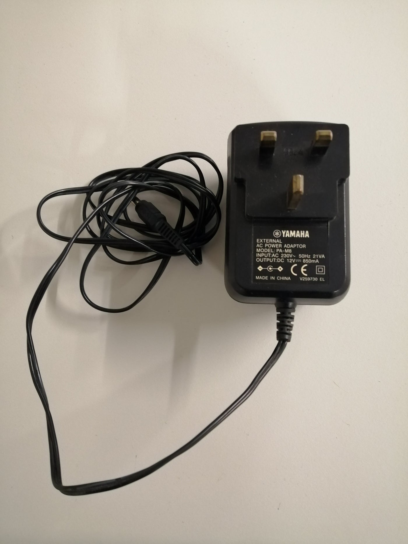 YAMAHA EXTERNAL AC ADAPTOR PA-M8 IN 230 V OUT12 V ( PA-M8 USED )