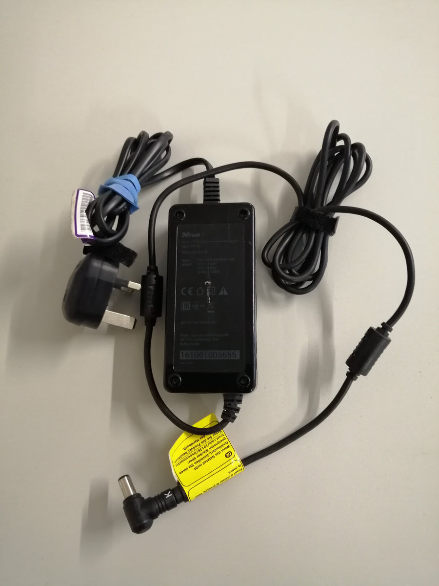 TRUST 19139 UNIVERSAL LAPTOP CHARGER 240 V IN 15/16 /19.5 OUT ( 19139 USED )