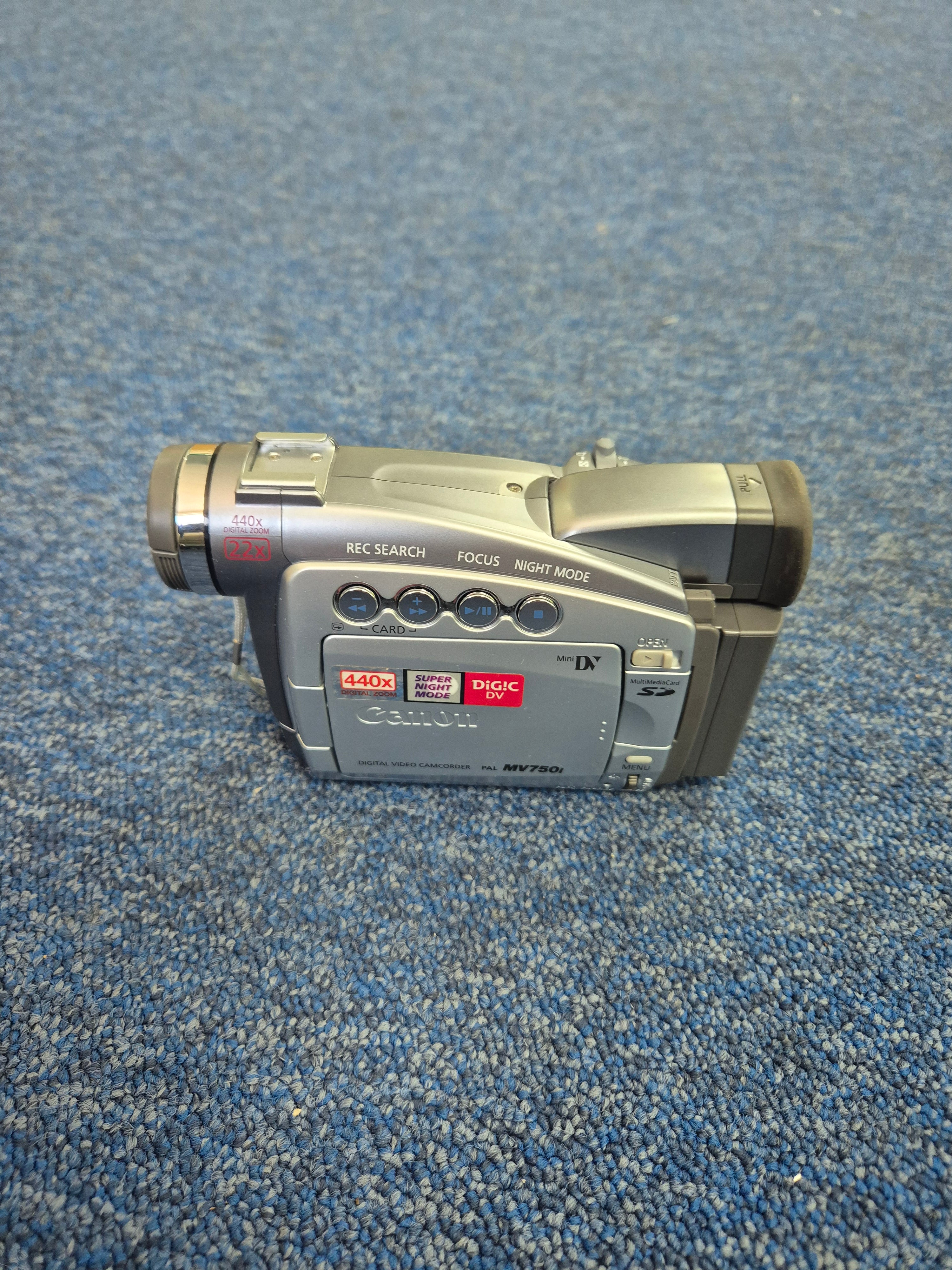 Canon Digital Video Camcorder - with accessories ( MV750i ) SPR READ DESCRIPTION