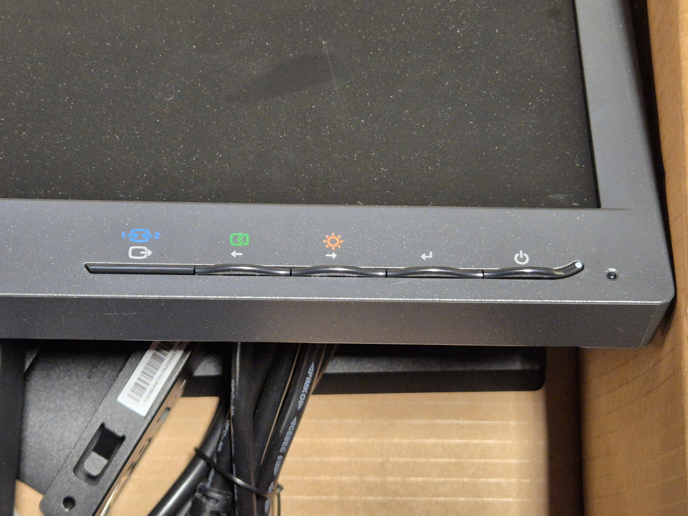Lenovo ThinkVision LT1952pwD 19in TFT-LCD Monitor with LED cables + stand + mount ( 03X7911 2448-MB6 ) USED Grade B