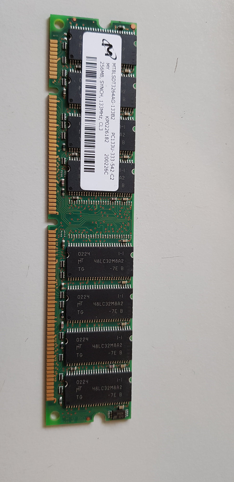 Micron 256MB PC133 133MHz non-ECC Unbuffered CL3 168-Pin DIMM Single Rank Memory Module (MT8LSDT3264AG-133B2)