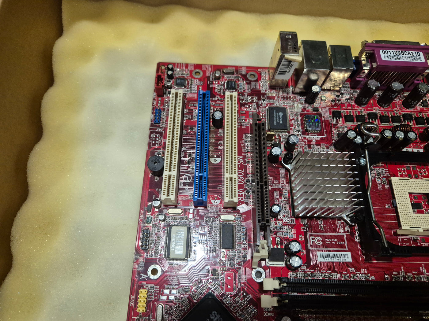 Micro-Star Socket MPGA478B System Board ( MS-7060 ) USED