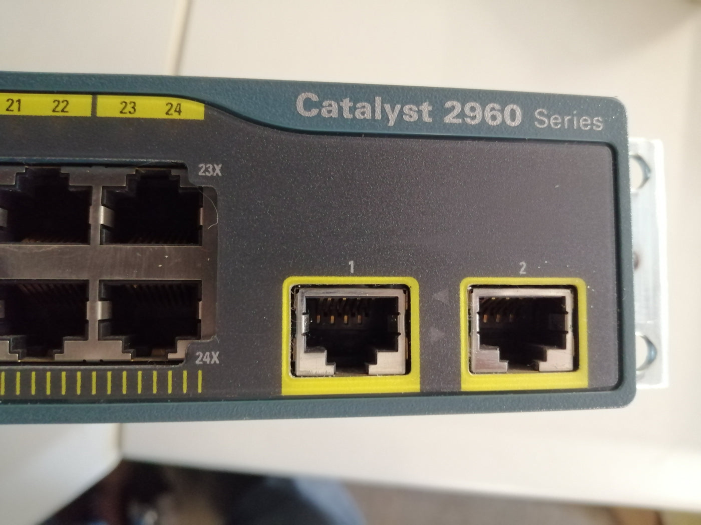 CISCO CATALYST 2960 SERIES 24 PORT SWITCH ( WS-C2960-24TT-L  USED )