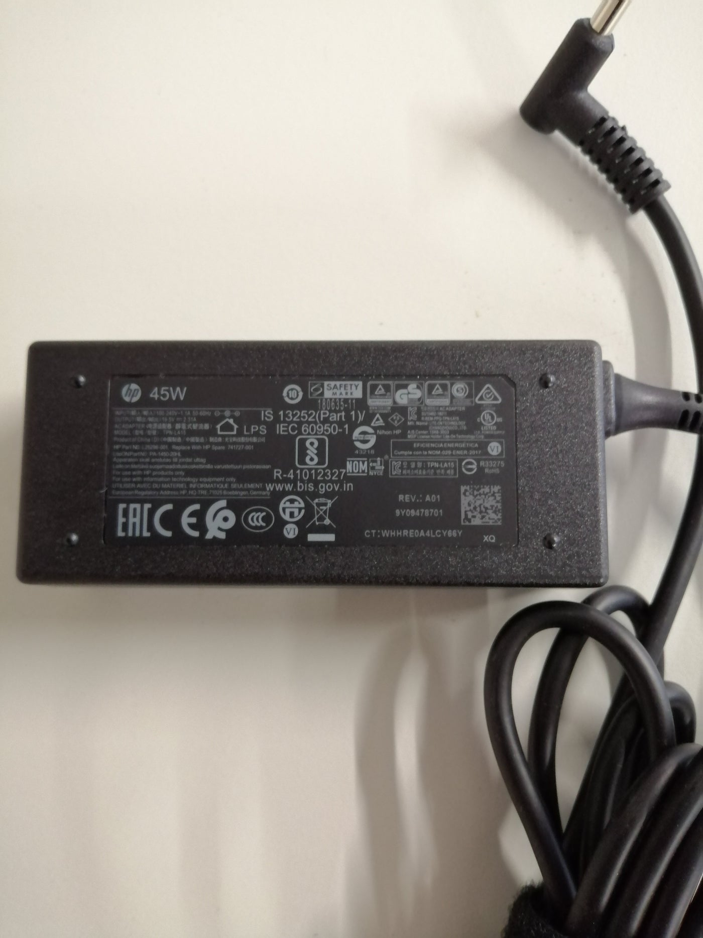 HP AC ADAPTER L25296-001 240V IN 19.5 V OUT ( 741727-001 USED )