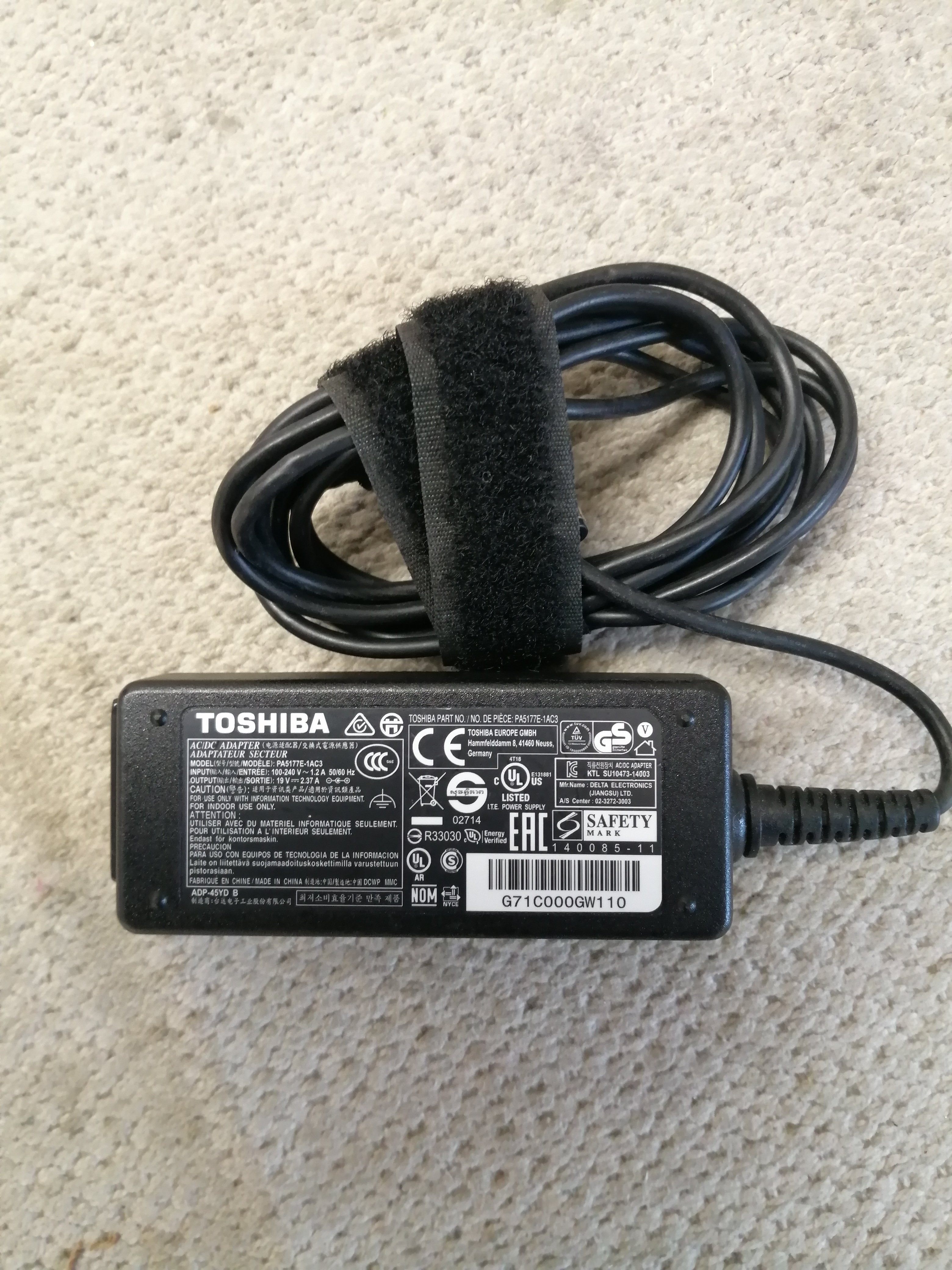 TOSHIBA AC ADAPTER PA5177E-1AC3 IN 240V 1.2A OUT19V 2.37A (PA5177E-1AC3 USED )