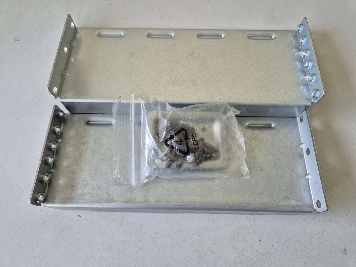 APC RACK MOUNT BRACKET KIT L+R ROHS ( 0M-816103A ) USED