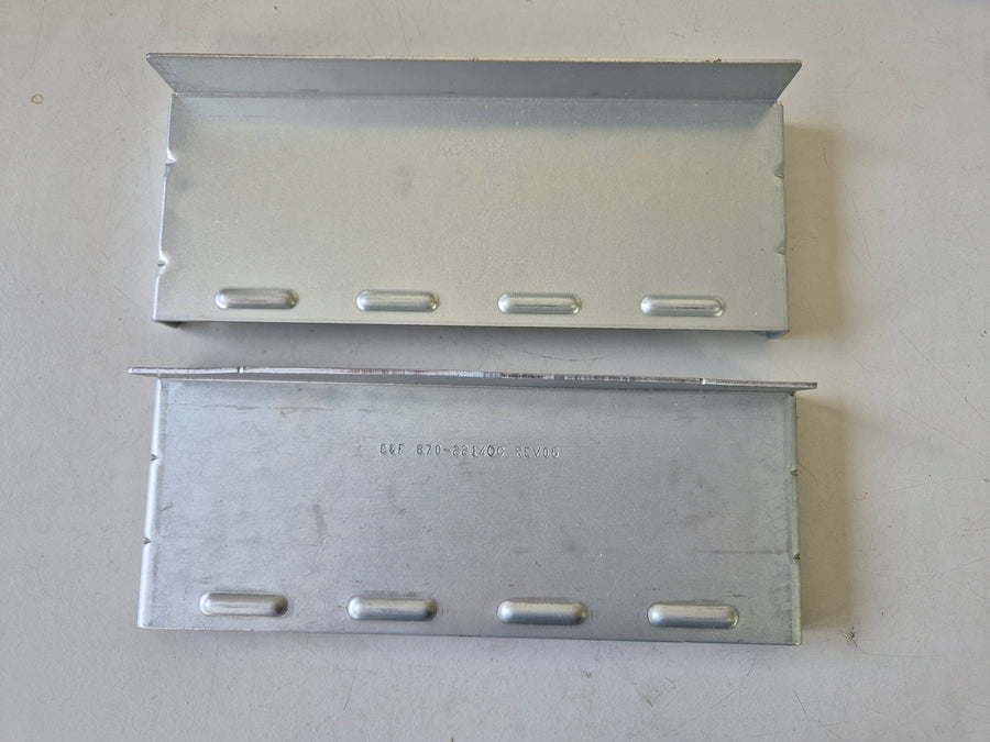 APC RACK MOUNT BRACKET KIT L+R ROHS ( 0M-816103A ) USED
