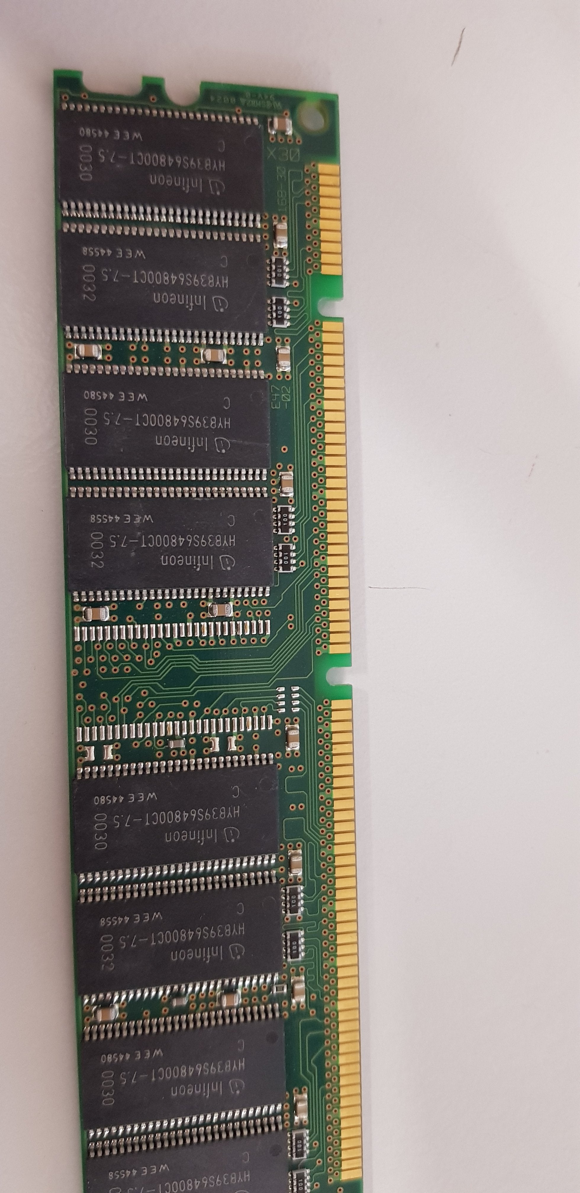 Infineon 128 MB SD-RAM 168-pin PC-133U non-ECC CL3 DIMM Memory Module ( HYS64V16220GU-7.5-C)