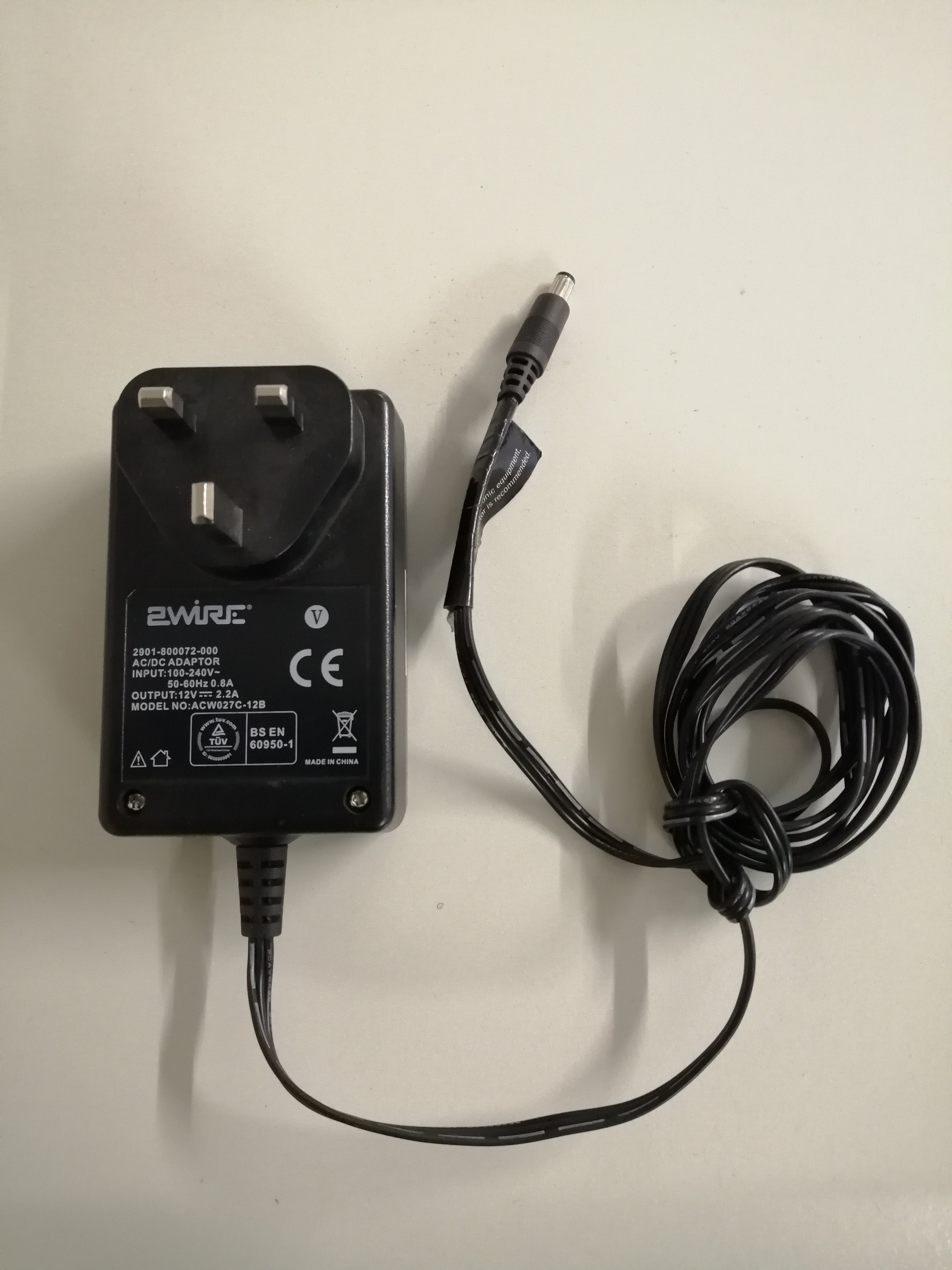 2WIRE AC/DC ADAPTOR 240V IN OUT 12V ACW027C-12B ( 2901-800072-000 USED )