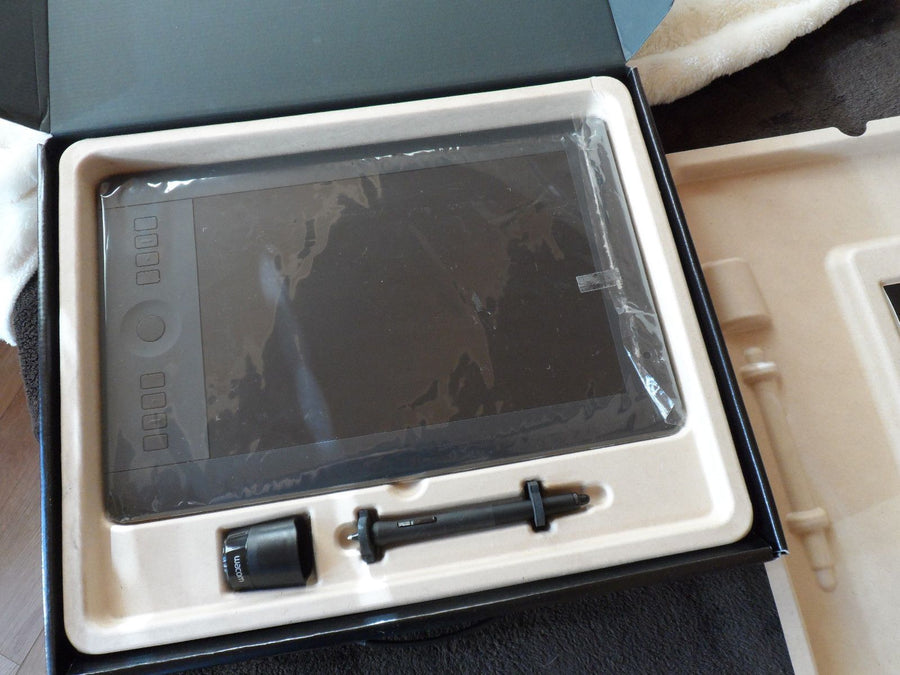 INTUOS pro creative pen and touch tablet (PTH 651 NOB)