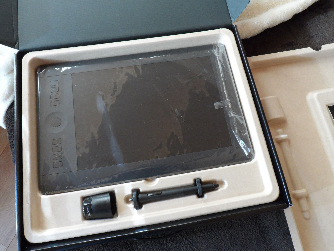 INTUOS pro creative pen and touch tablet (PTH 651 NOB)
