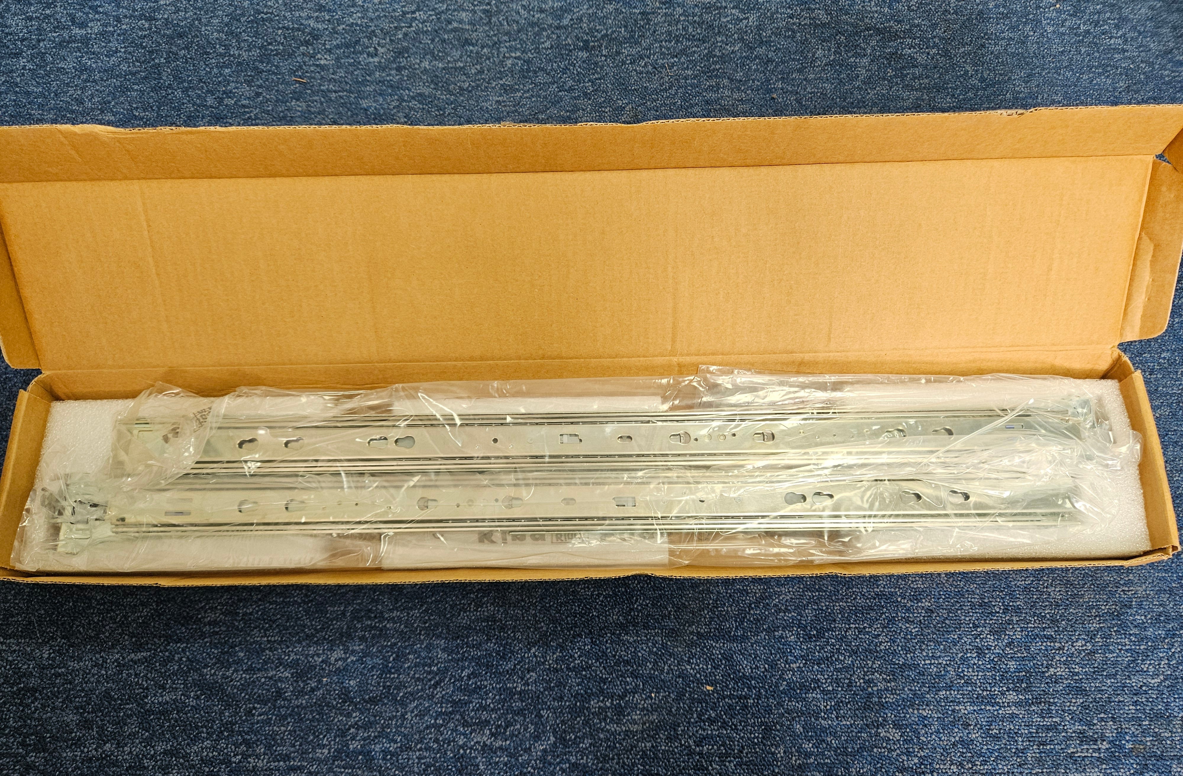 Chenbro 2U to 4U 26 Tool-Less Kingslide Rail Kit ( 84H323610-034 ) NOB