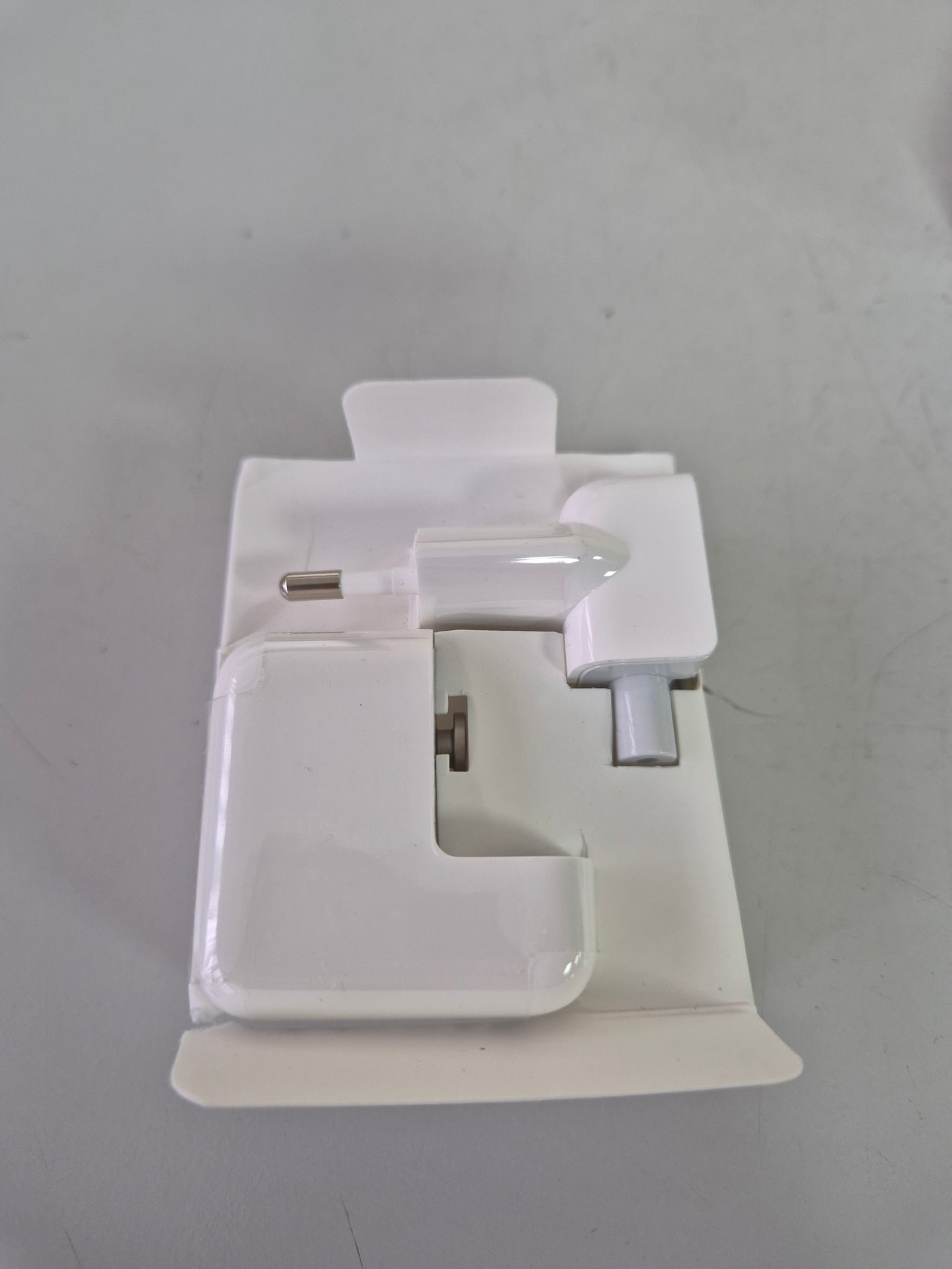 Apple A1401 12W USB Power Adapter ( MD836ZM/A ) NOB