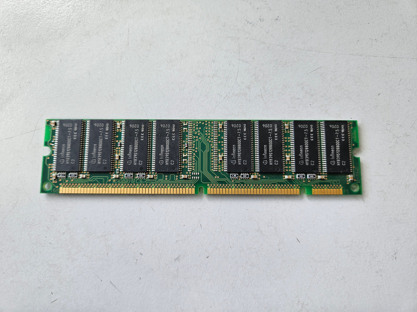 Infineon HP 256MB 133MHz PC133 CL3 168-Pin UDIMM ( HYS64V32220GU-7.5-C2 1818-8792 ) USED