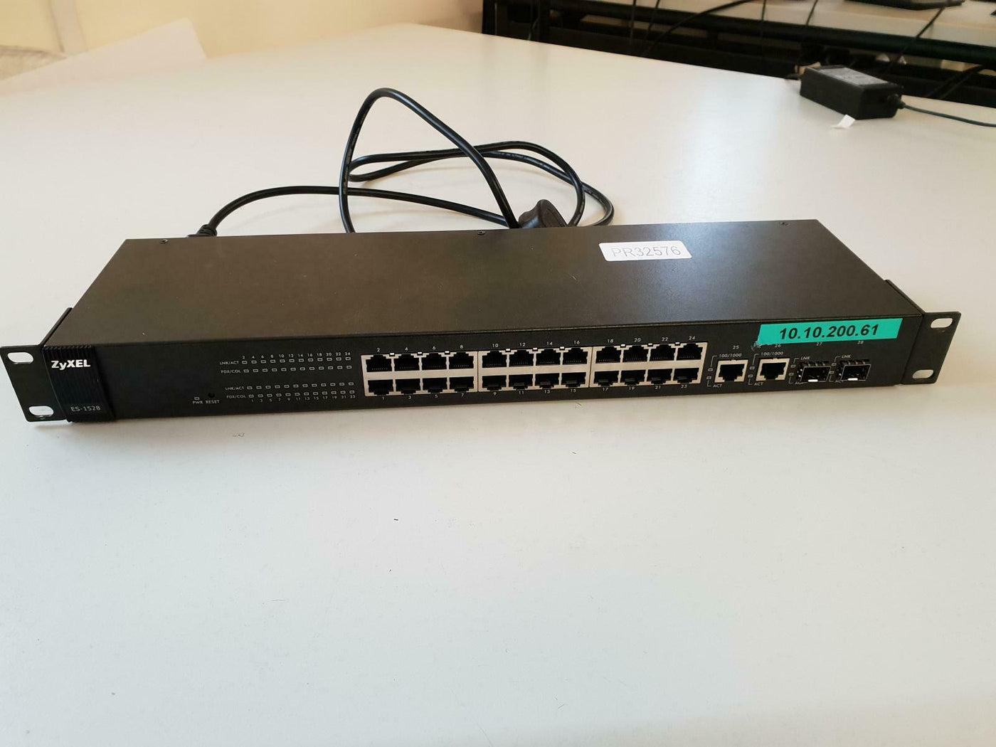 ZyXEL 24-Port Web Managed Switch ( ES-1528 ) USED