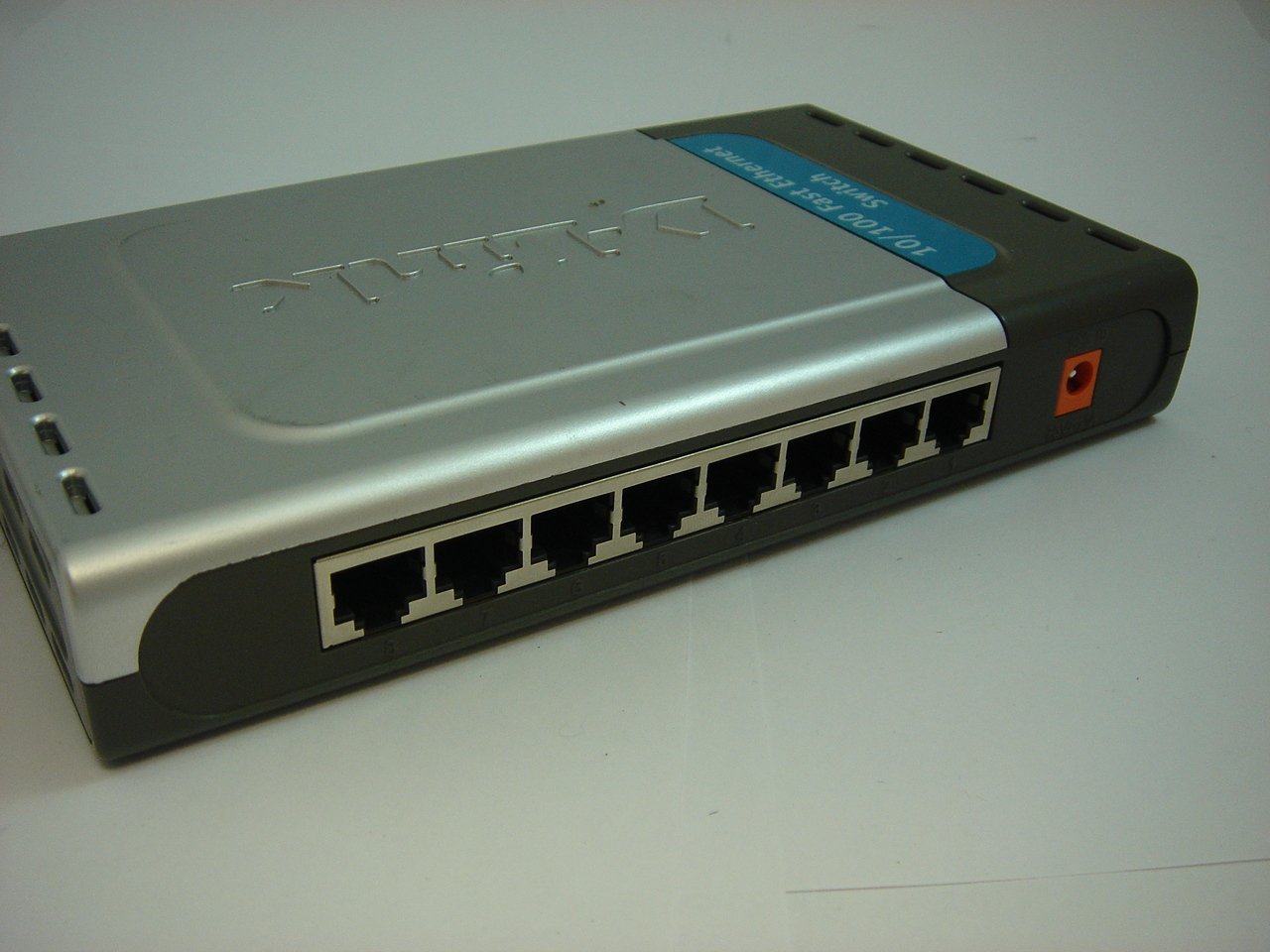 D-Link 8-Port 10/100 Fast Ethernet Switch