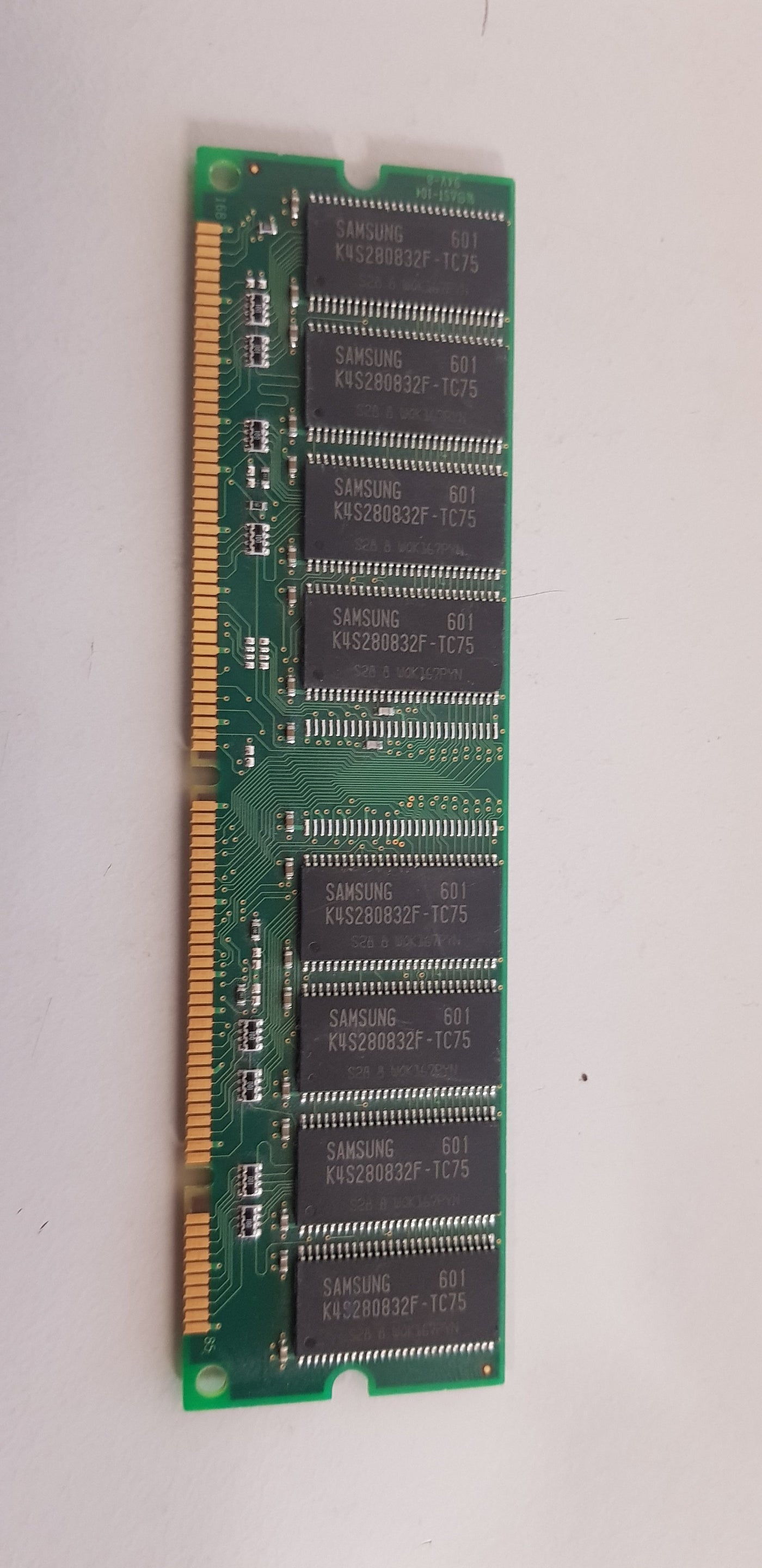 Samsung 256MB 168p PC133 CL3 16c 16x8 SDRAM 2Rx8 3.3V UDIMM Memory (M366S3323FTS-C7A)