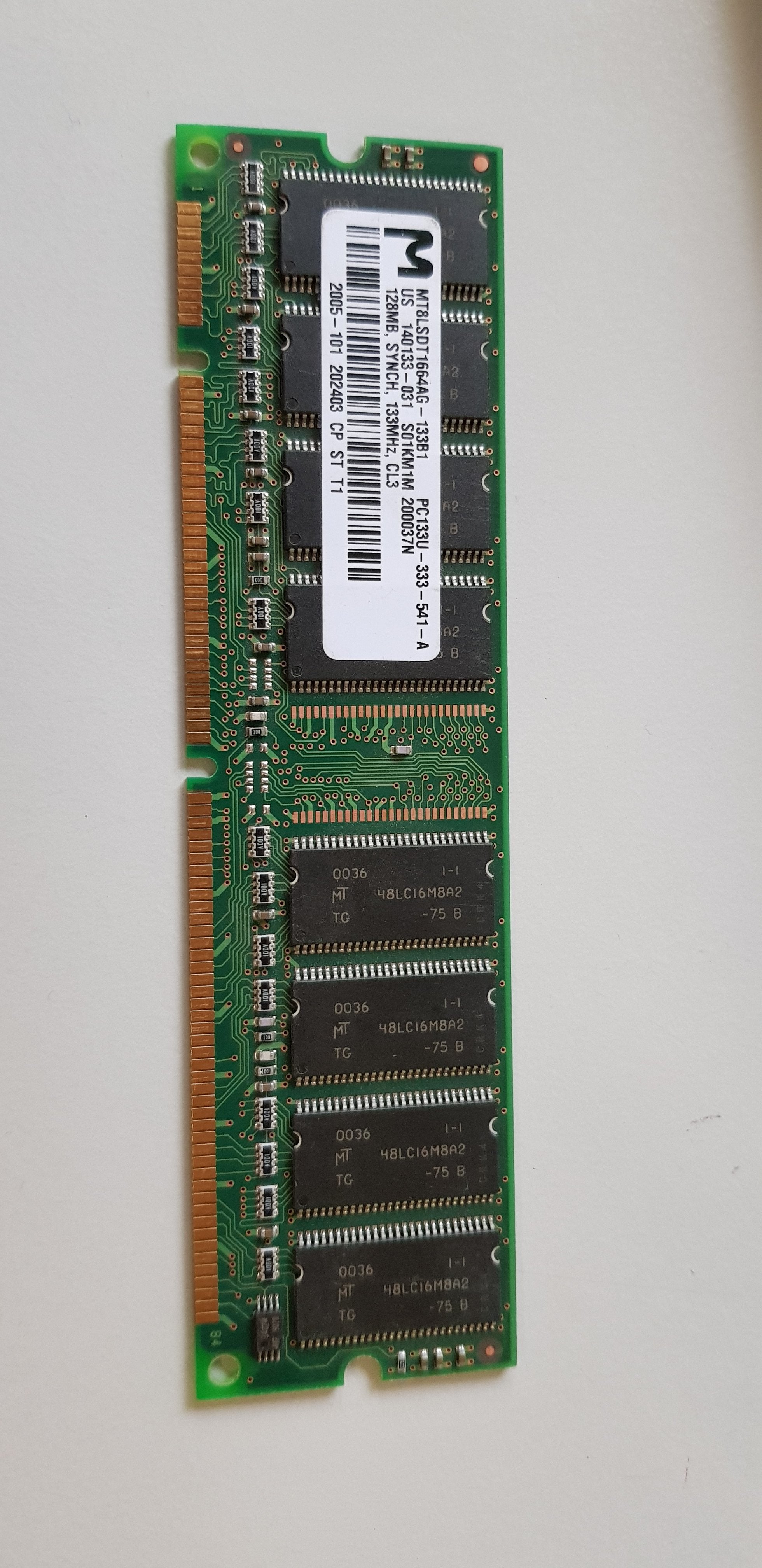 Micron 128MB PC133 133MHz non-ECC Unbuffered CL3 168-Pin DIMM Memory Module (MT8LSDT1664AG-133B1)