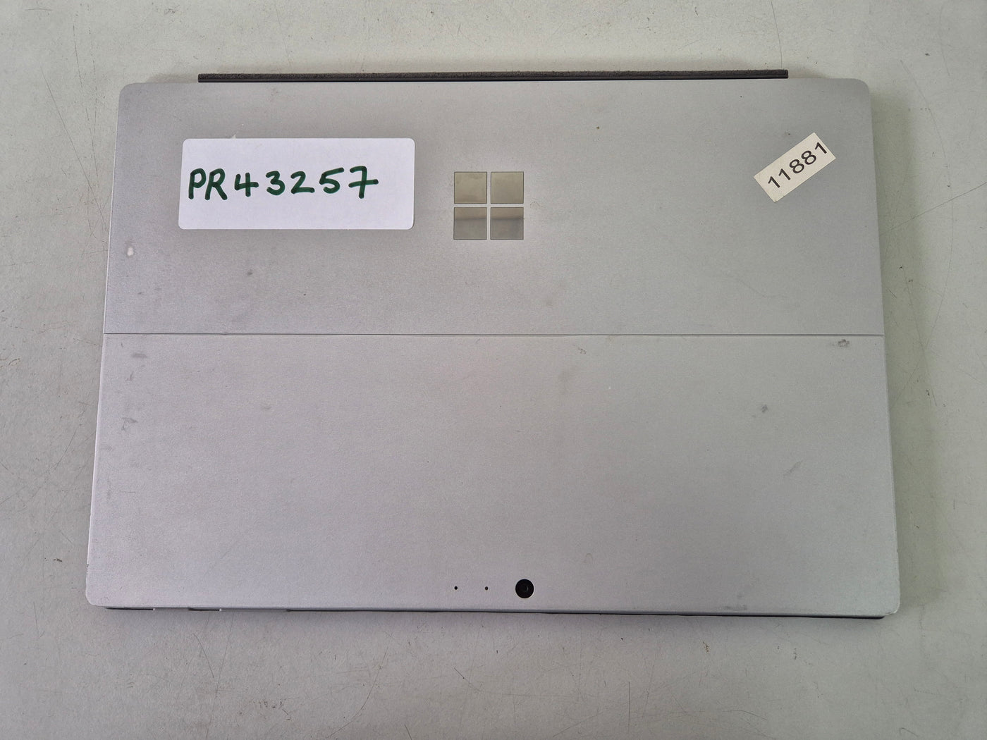 Microsoft Surface Pro 4 240GB SSD 8GB i5-6300U 2.40GHz Win10 12.3" ( 1724 ) USED