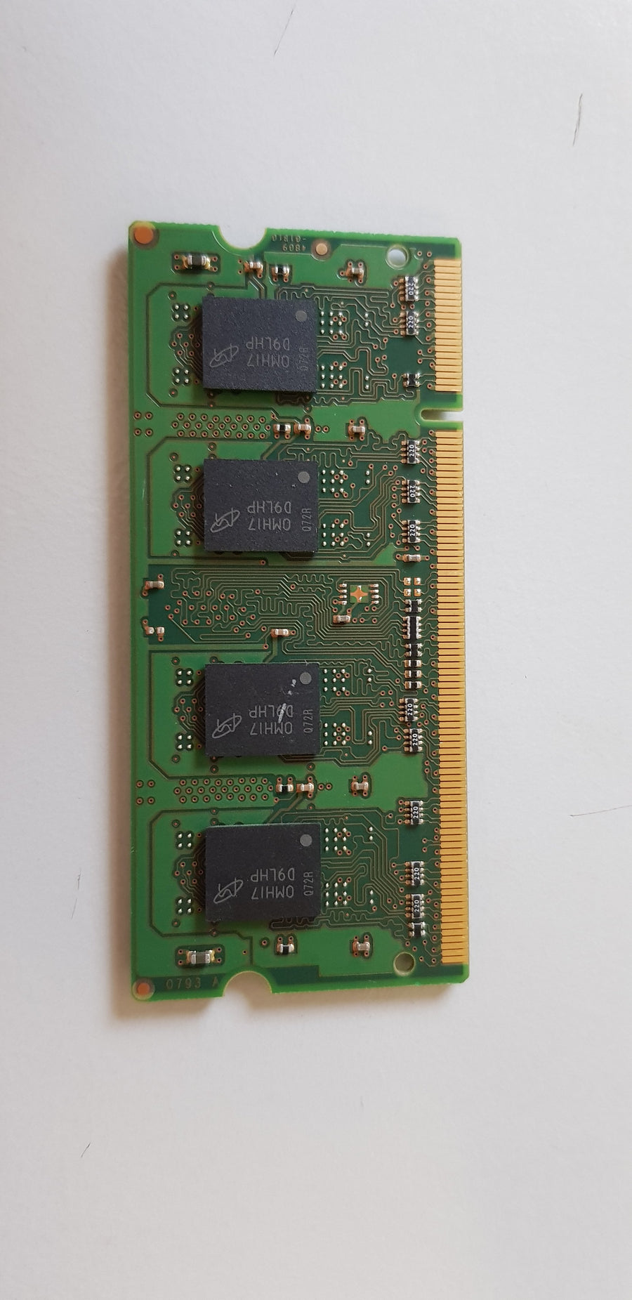 Micron 1GB DDR2-667MHz PC2-5300 non-ECC Unbuffered CL5 200-Pin SoDimm Single Rank Memory Module (MT8HTF12864HZ-667H1)