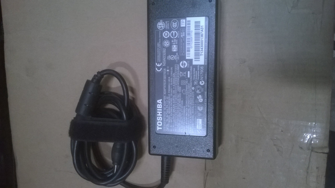 GENUINE TOSHIBA AC ADAPTER PA 1121 81 19V 6.32A  (PA1121 81 USED )